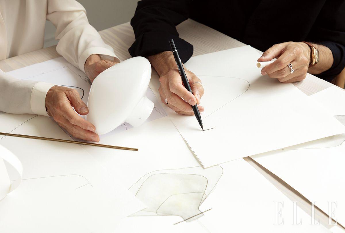 스틴 감과 엔리코 프라테시는 디자인할 때 먼저 드로잉으로 형태를 잡고 다양한 재료를 직접 손으로 다뤄 보는 과정을 거친다. 