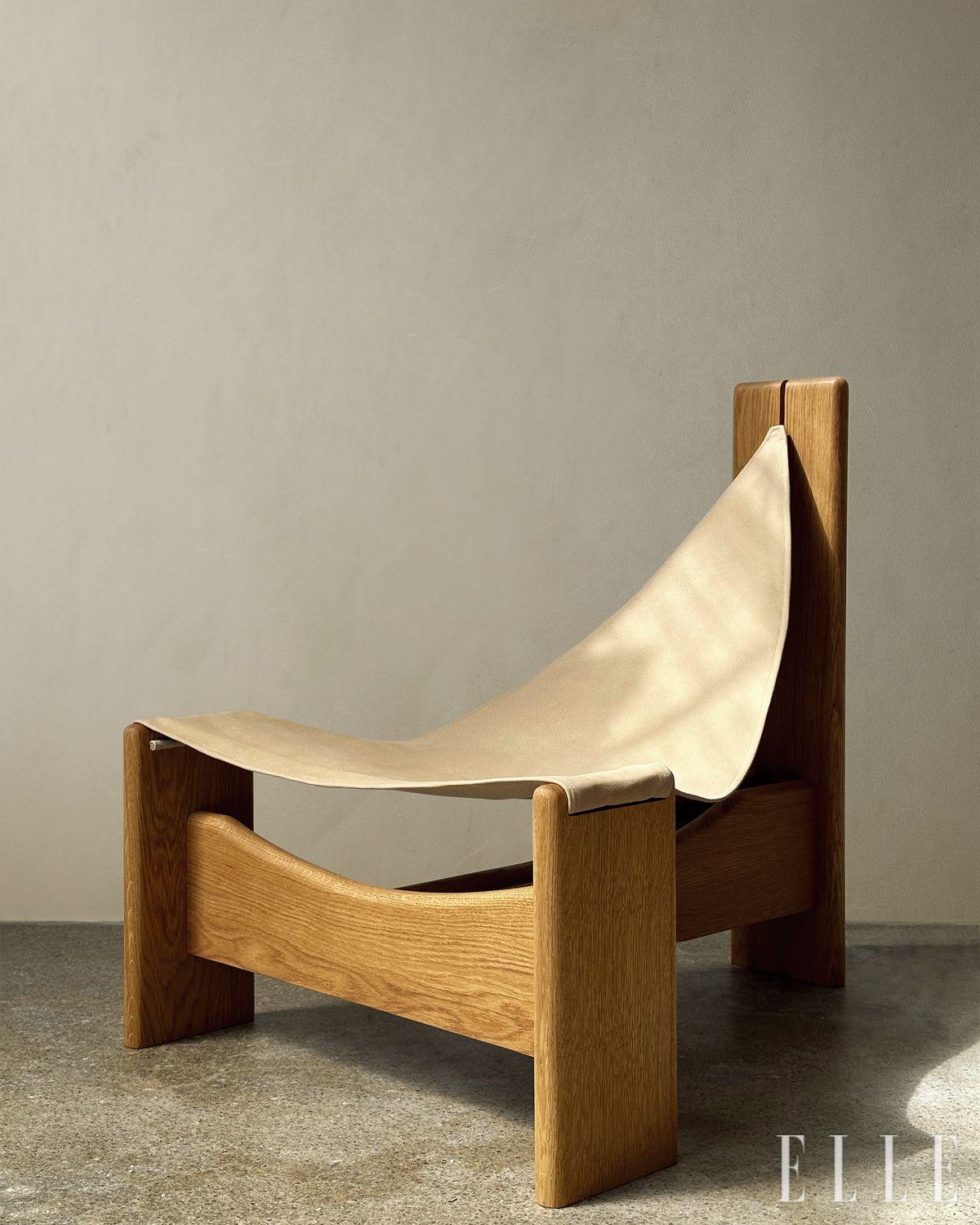 구비의 오터(Auteur) 체어. 둥글게 처리된 원목 피스 여섯 개의 틈 사이로 부드러운 가죽을 끼워 만들었다. 심플해 보이지만 감프라테시가 지닌, 완벽을 추구하는 건축가적 면모가 드러난다.