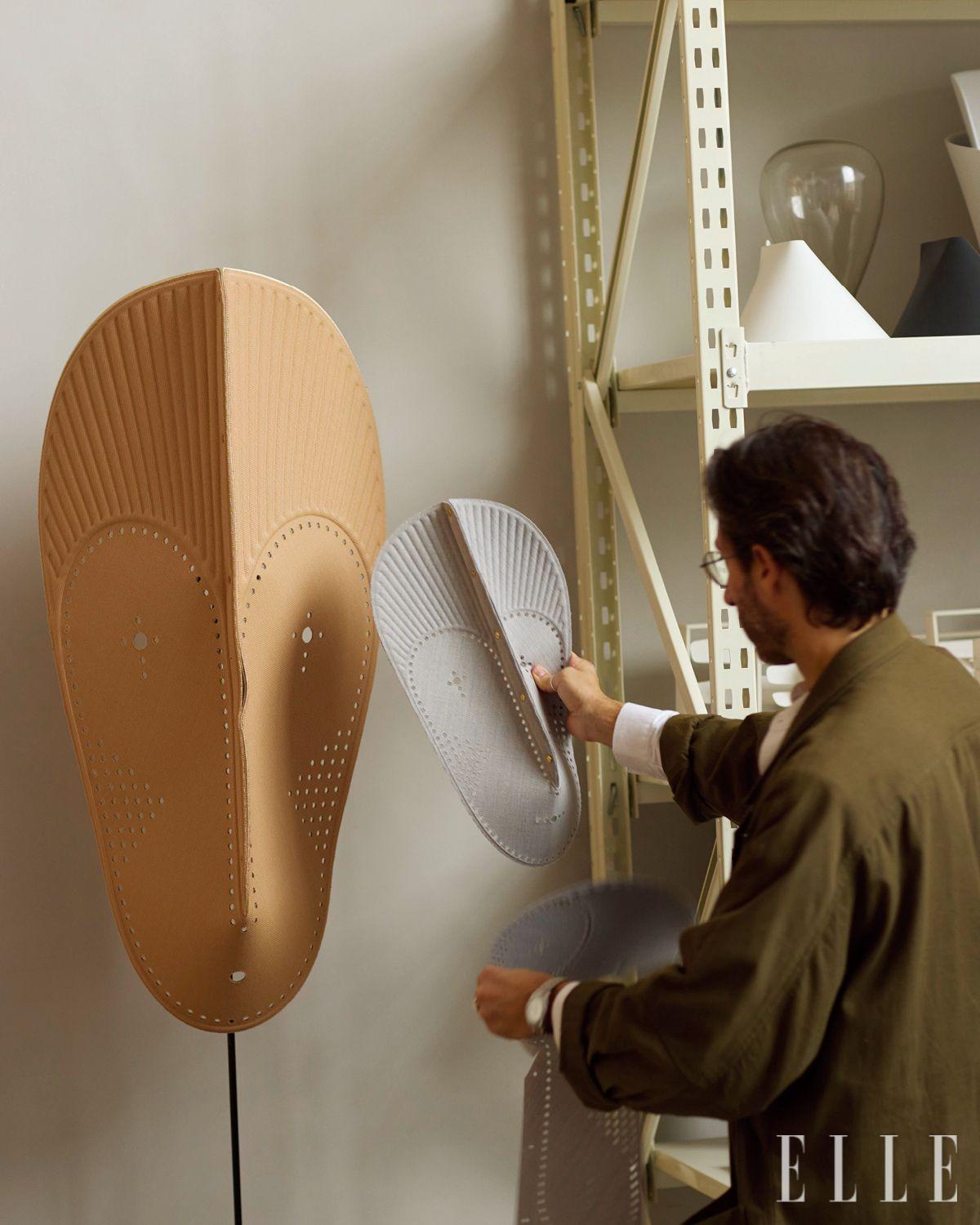 크바드랏의 전시에서 선보인 마스크를 살펴보고 있는 엔리코. 