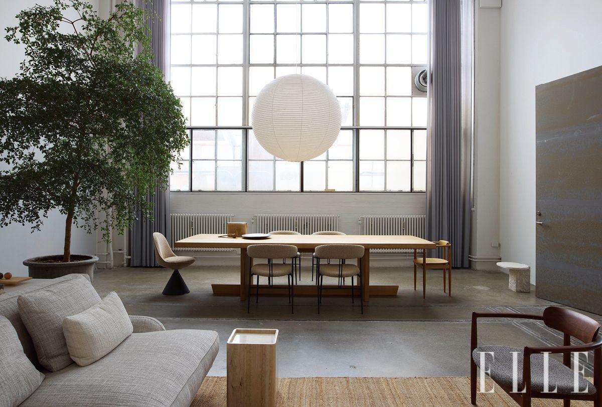 최근 새롭게 단장한 감프라테시의 스튜디오 전경. 6m가 넘는 층고와 창문이 뉴욕을 연상시킨다. 스튜디오를 위해 직접 디자인한 테이블과 다양한 브랜드와 협업한 제품들이 완벽하게 세팅돼 있다. 
