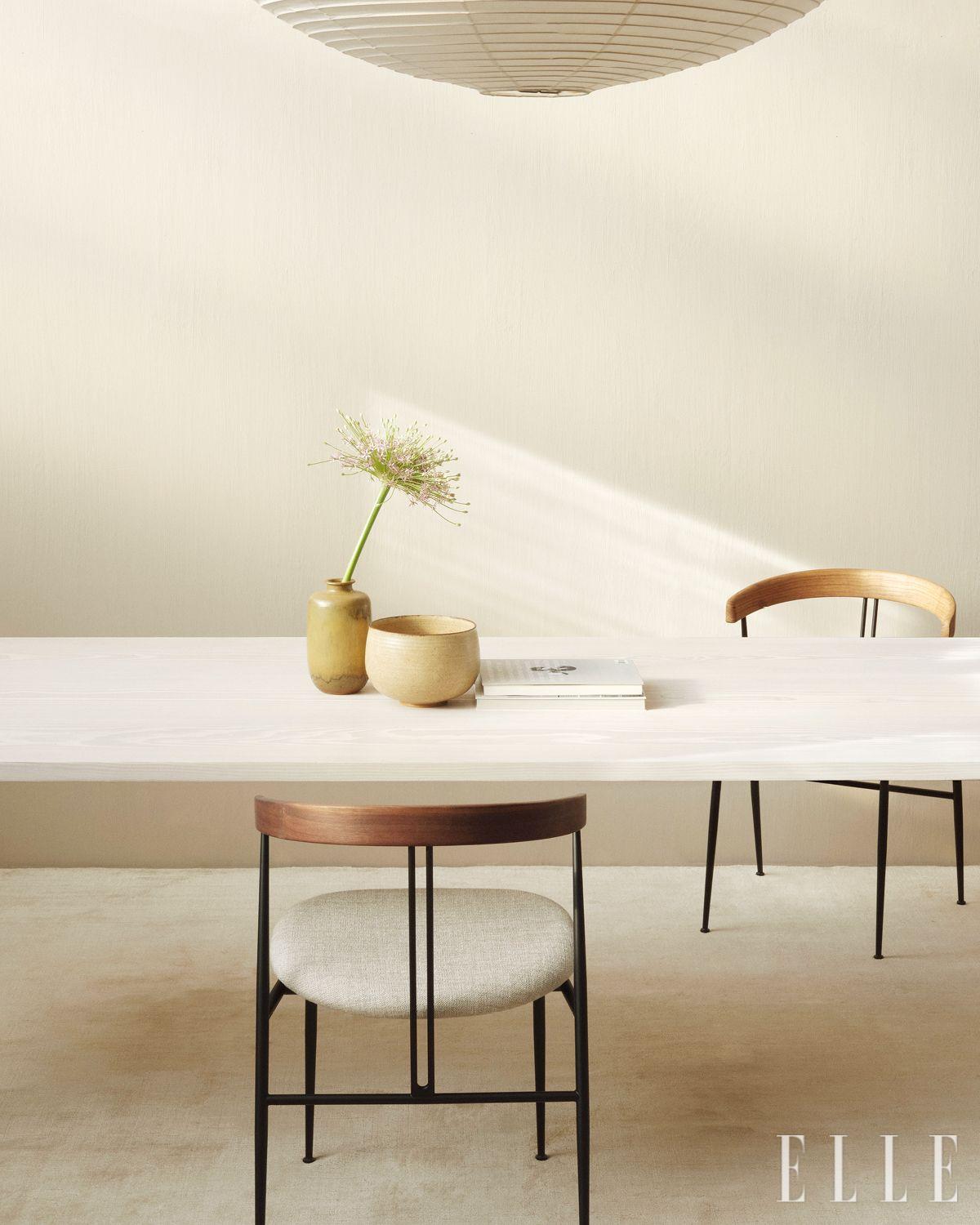 구비의 바이올린 체어와 그리스의 기둥, 로마시대 건축물에서 영감을 받은 에픽(Epic) 테이블.