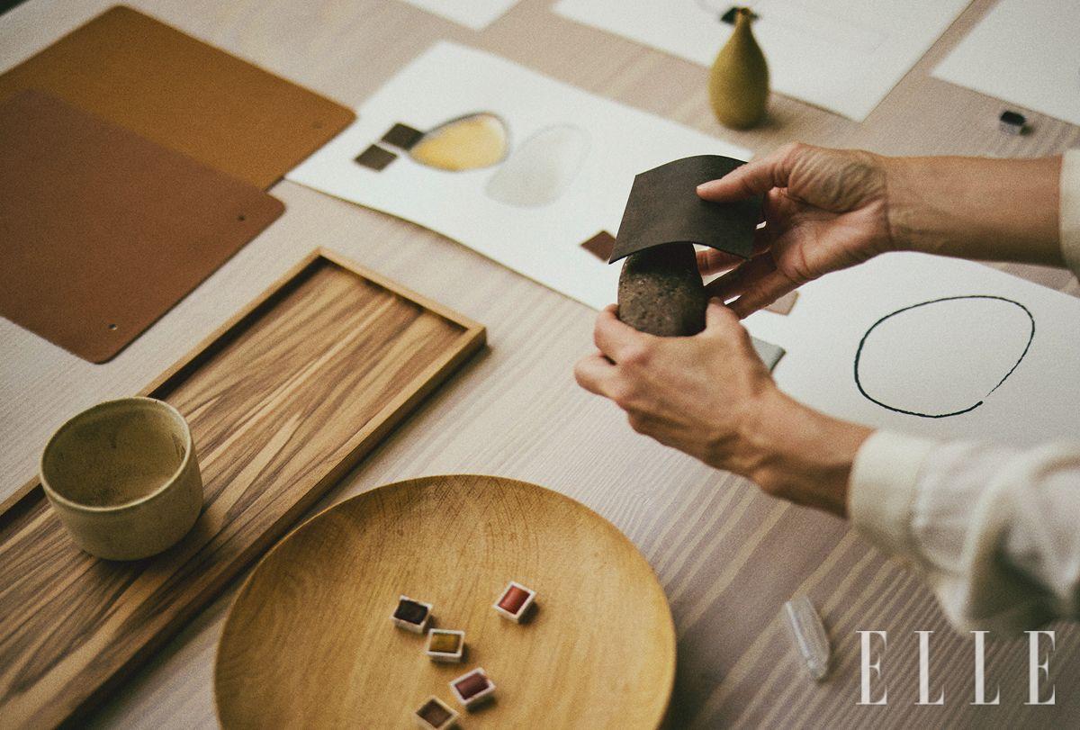 스틴 감과 엔리코 프라테시는 디자인할 때 먼저 드로잉으로 형태를 잡고 다양한 재료를 직접 손으로 다뤄 보는 과정을 거친다. 