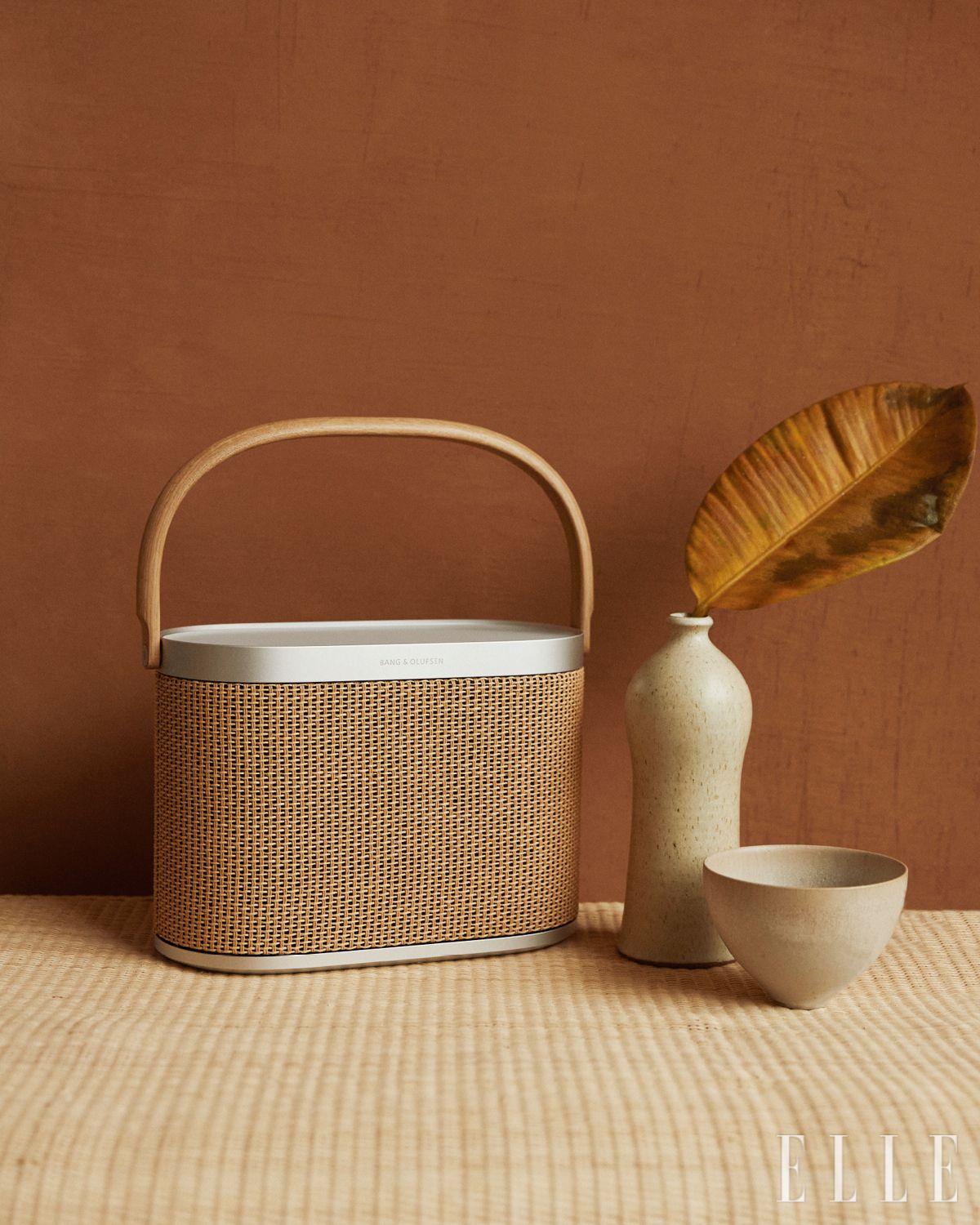 정교한 패턴이 인상적인 뱅앤울룹슨의 베오사운드(Beosound) A5 스피커. 