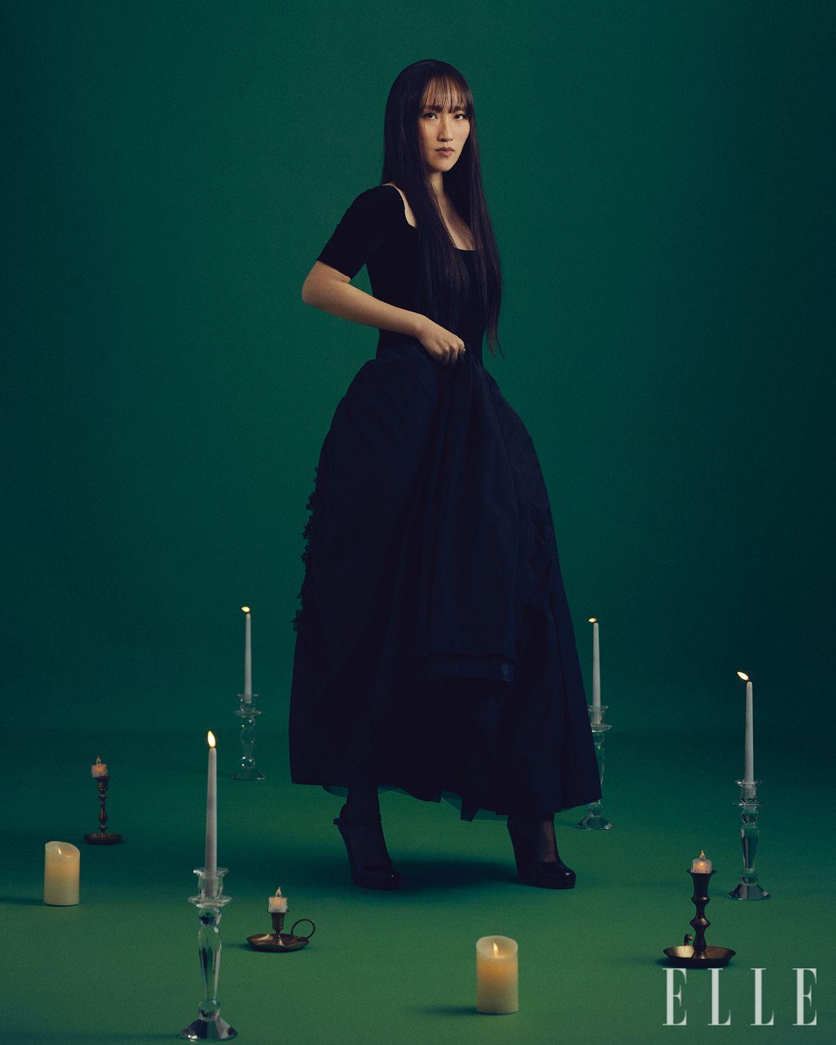 블랙 드레스는 Pushbutton. 슈즈는 Prada. 허리에 두른 스카프와 링, 삭스는 모두 스타일리스트 소장품.