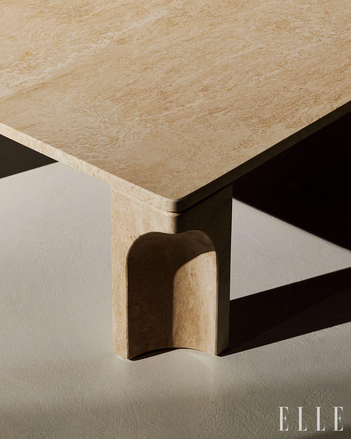 구비를 위한 도릭(Doric) 테이블. 클래식한 라임스톤 테이블을 감프라테시의 방식으로 재해석했다. 고대 그리스와 로마시대의 도리스식 기둥에서 영감을 받은 테이블의 다리.