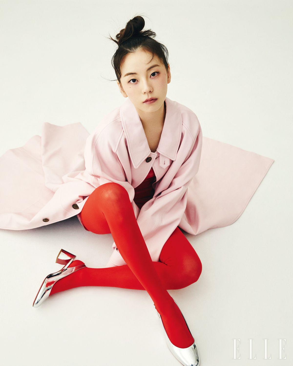 핑크 레더 코트는 Coach. 레드 스팽글 원피스는 Mark Gong. 슈즈는 Christian Louboutin. 레드 스타킹은 스타일리스트 소장품.