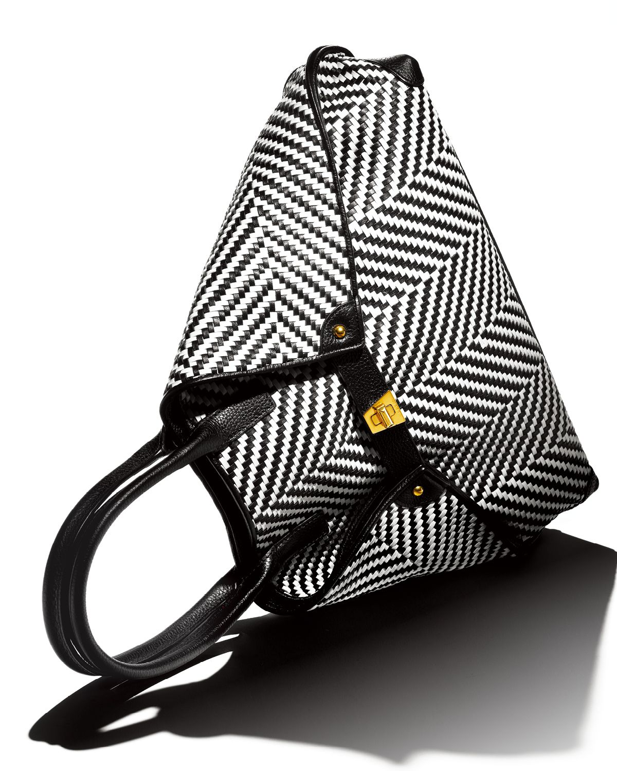 홀리데이 시즌을 맞아 새롭게 선보인 브레이디드 디테일의 ‘아이’ 톱 핸들 스몰 백은 4백20만원, Akris.