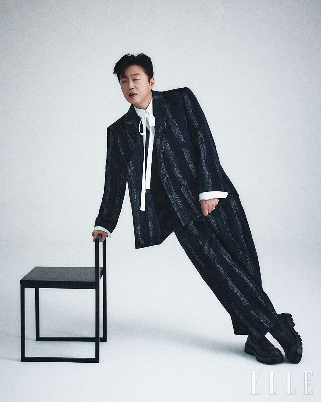 스트라이프 수트와 베스트 세트업은 모두 Eenk. 셔츠는 스타일리스트 소장품. 로퍼는 Prettoe. 반지는 Trencadism.