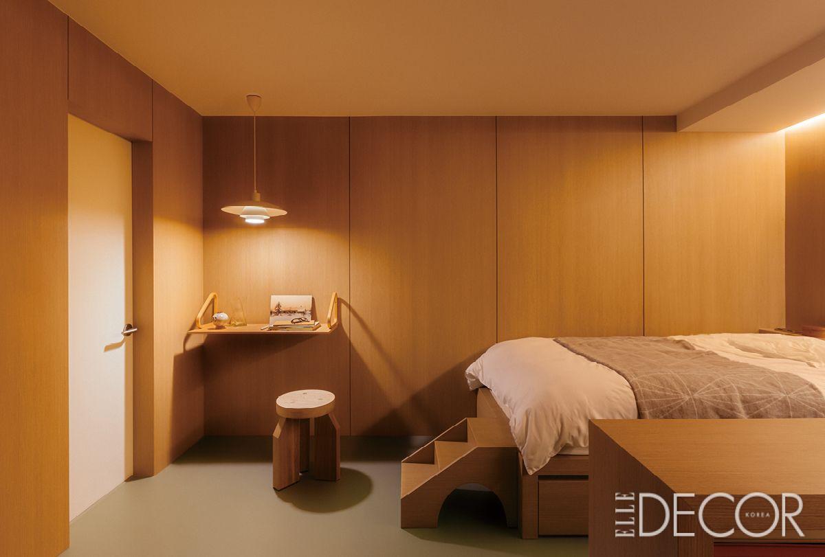 두 개의 침대가 놓여 있는 메인 침실. 가운데에 책장 겸 수납장을 놓아 공간을 분리했다.