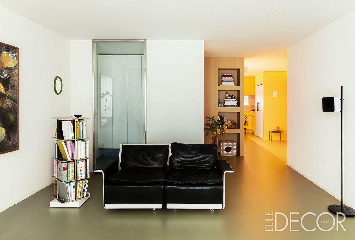 그린 컬러의 마모륨이 시공된 거실. 디터 람스가 디자인한 비초에 소파, 무어만의 회전 책장이 모던한 분위기를 연출한다.