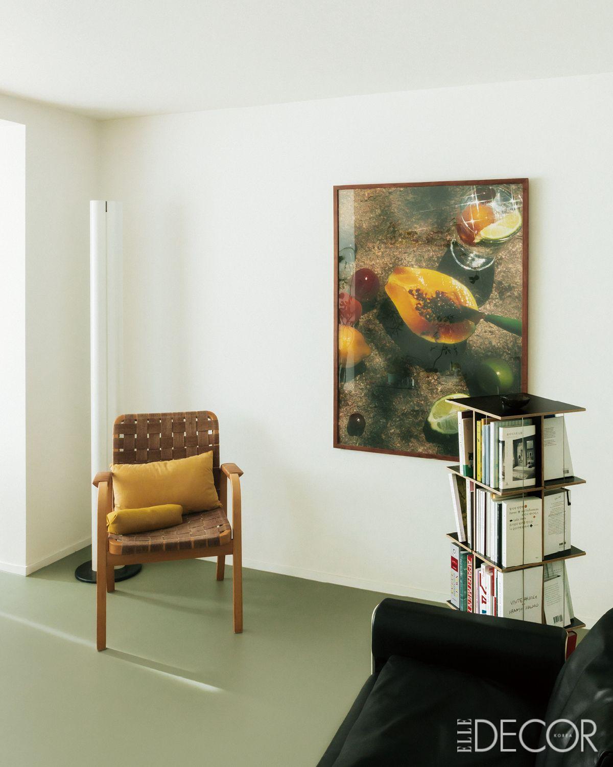 사진가 정멜멜의 커다란 작품이 걸려 있는 거실.