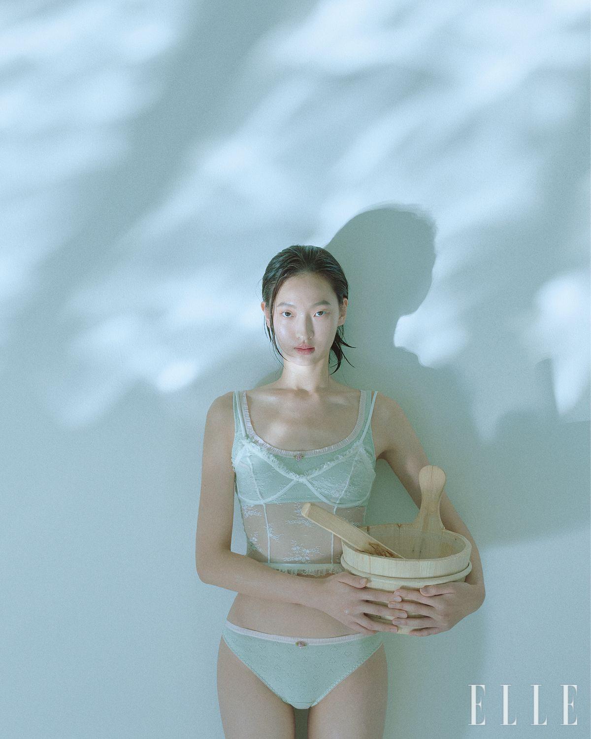 레이스 코르셋 톱은 Glowny. 함께 매치한 플라워 패턴의 언더웨어는 모두 Underthing.