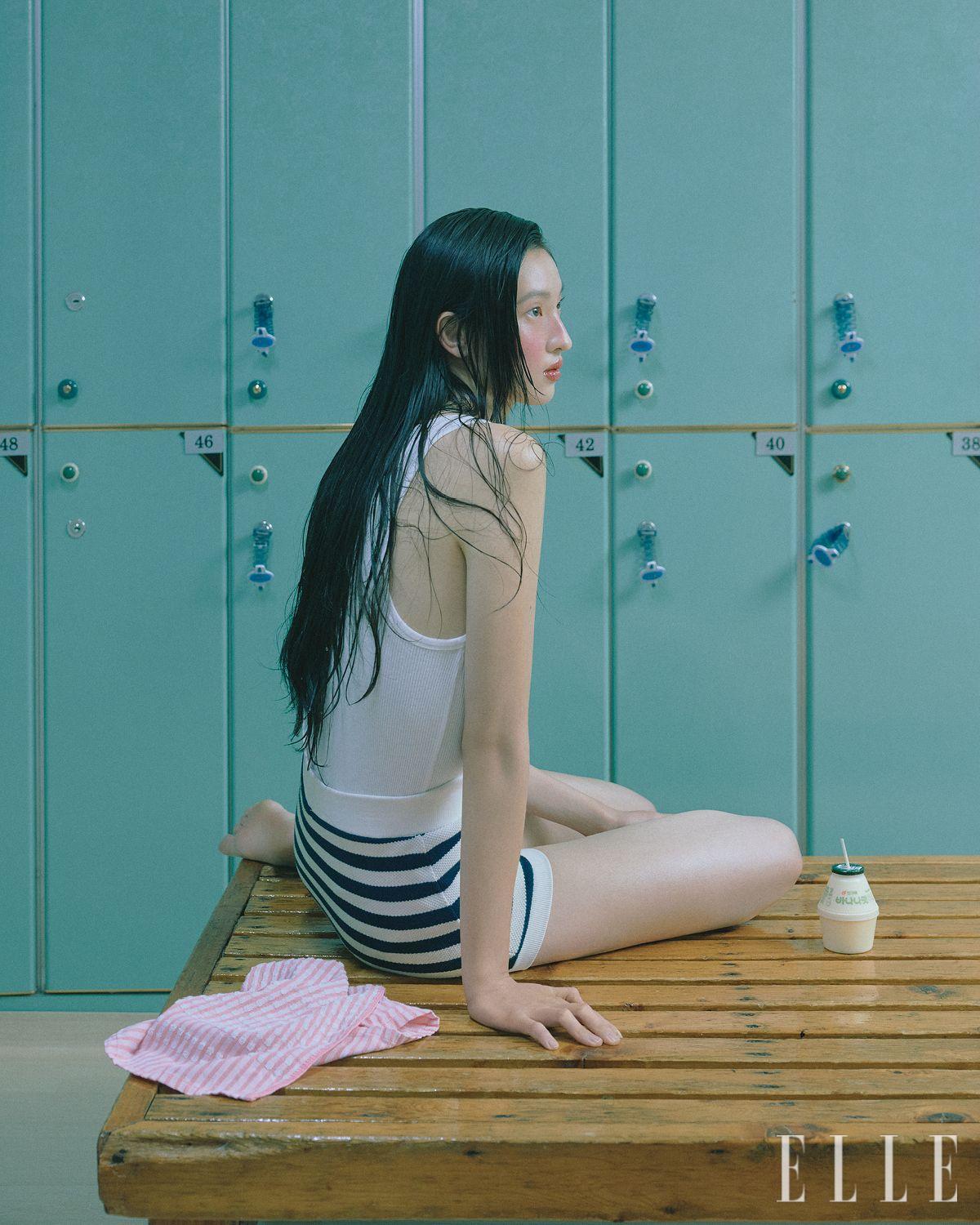 화이트 슬리브리스 톱은 Isabel Marant. 스트라이프 니트 팬츠는 Leha.