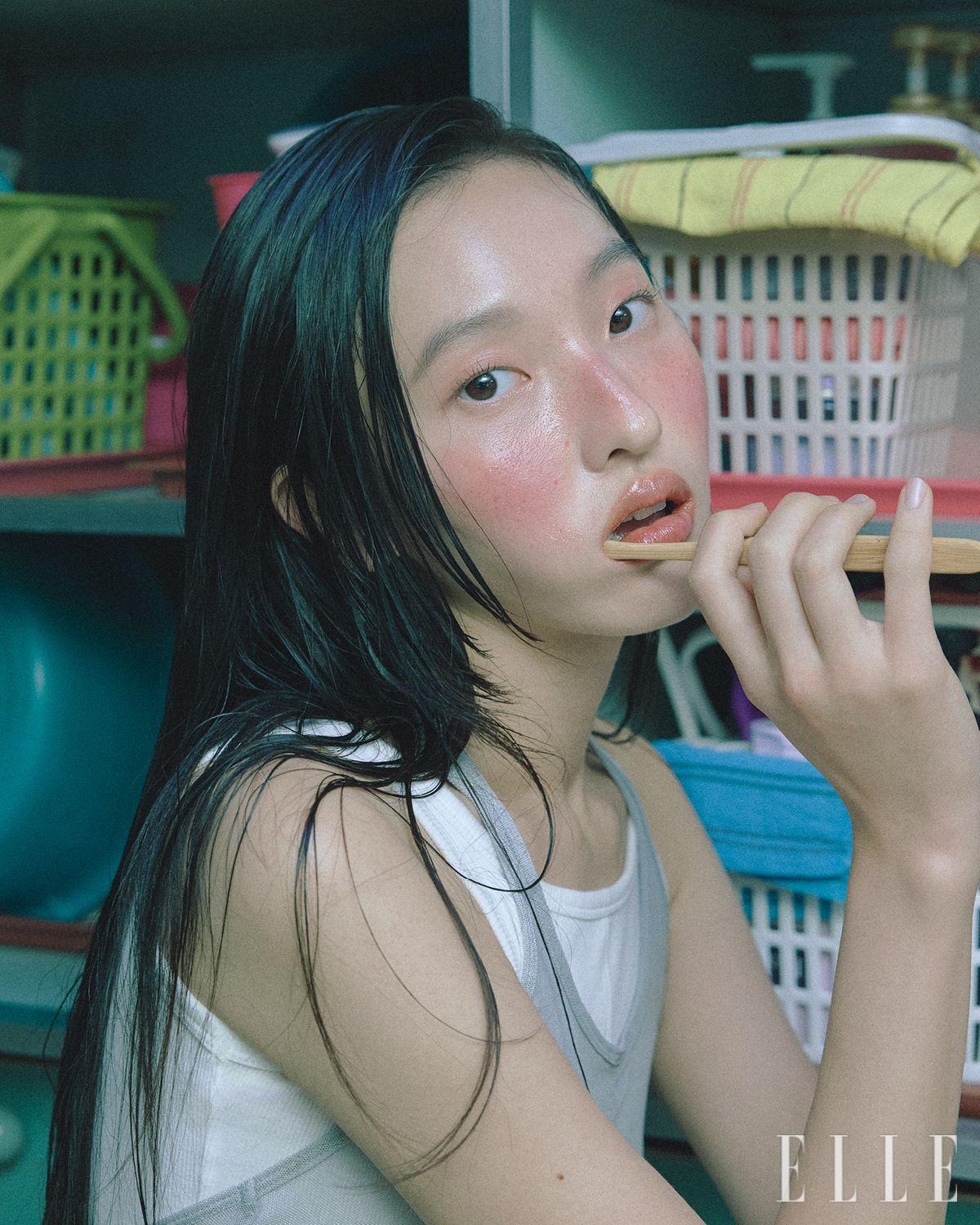 레이어드 디테일이 포인트인 슬리브리스 톱은 Cacele.