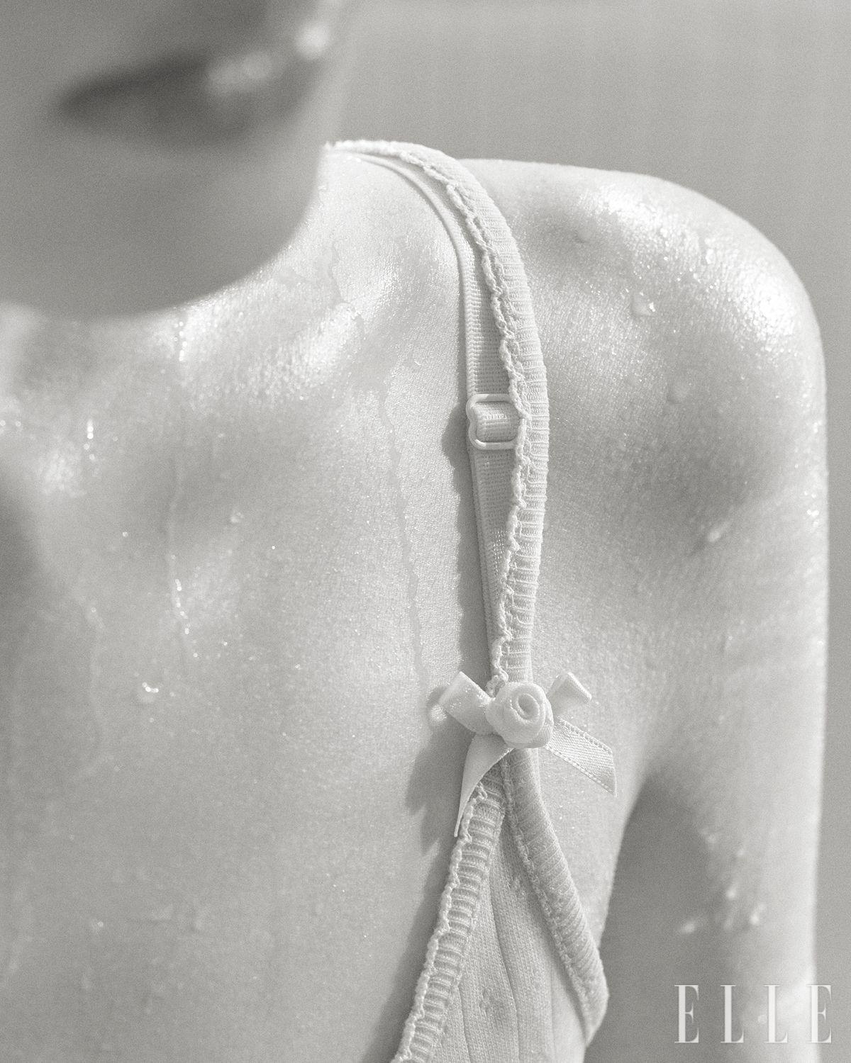 옅은 핑크 톤의 슬리브리스 톱은 Moilly. 레이스 브라톱은 Pelo a Pelo.