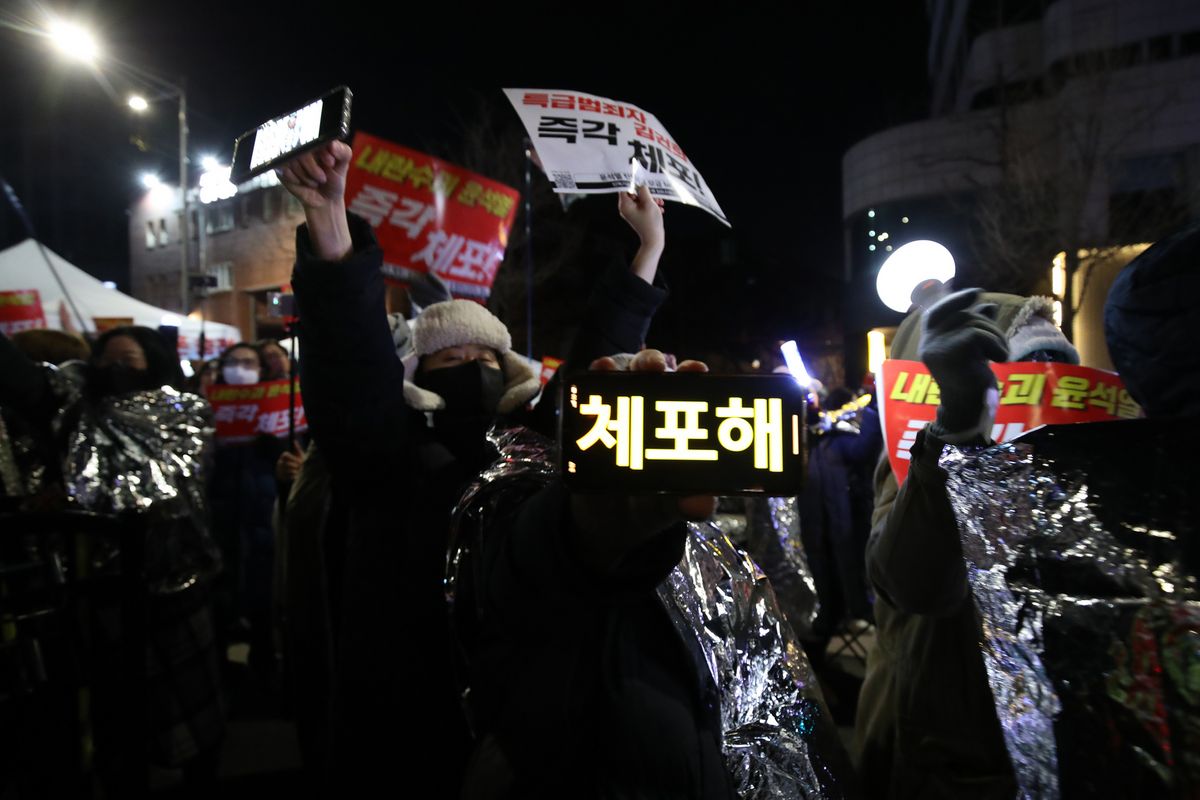 15일 윤석열 대통령 2차 체포 시도 현장에 모인 시민들
