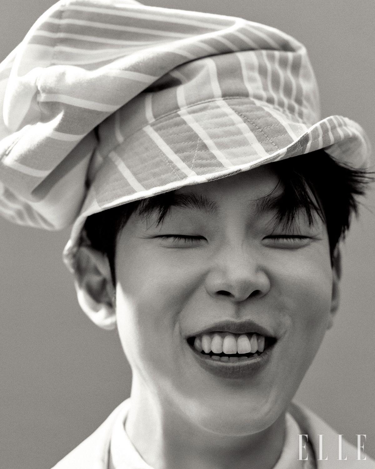 핑크 레더 코트는 Coach. 화이트 셔츠와 아이보리 브이넥 니트는 모두 Polo Ralph Rauren. 패턴 모자는 From Arles.