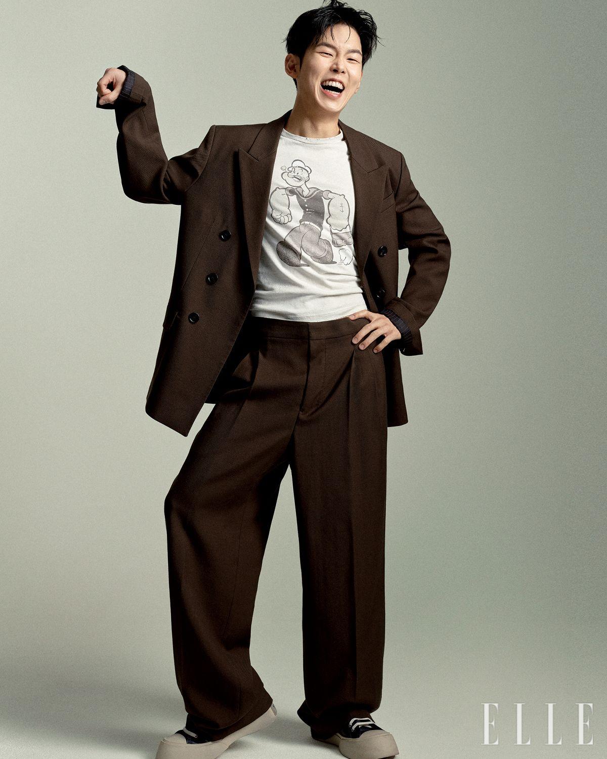 브라운 세트업은 Ami. 이너 티셔츠는 Coach. 화이트 & 블랙 스니커즈는 Marni. 