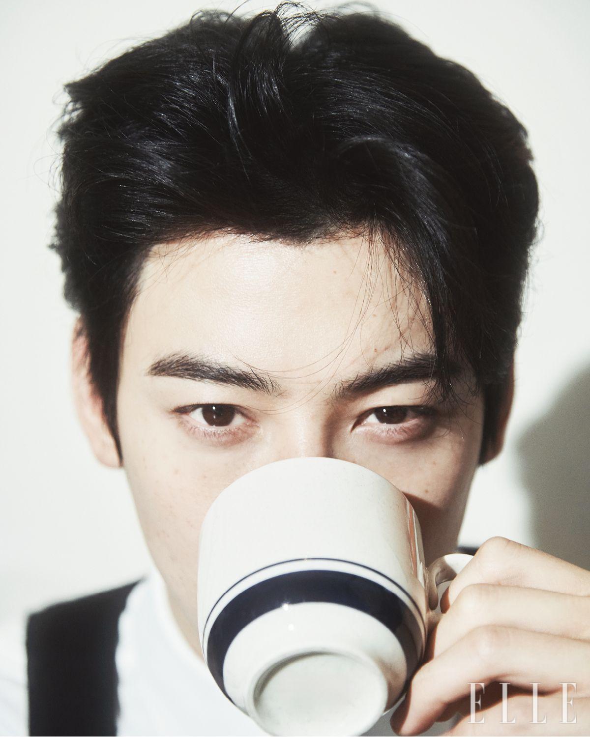 니트 탱크톱과 화이트 셔츠는 모두 Saint Laurent by Anthony Vaccarello.