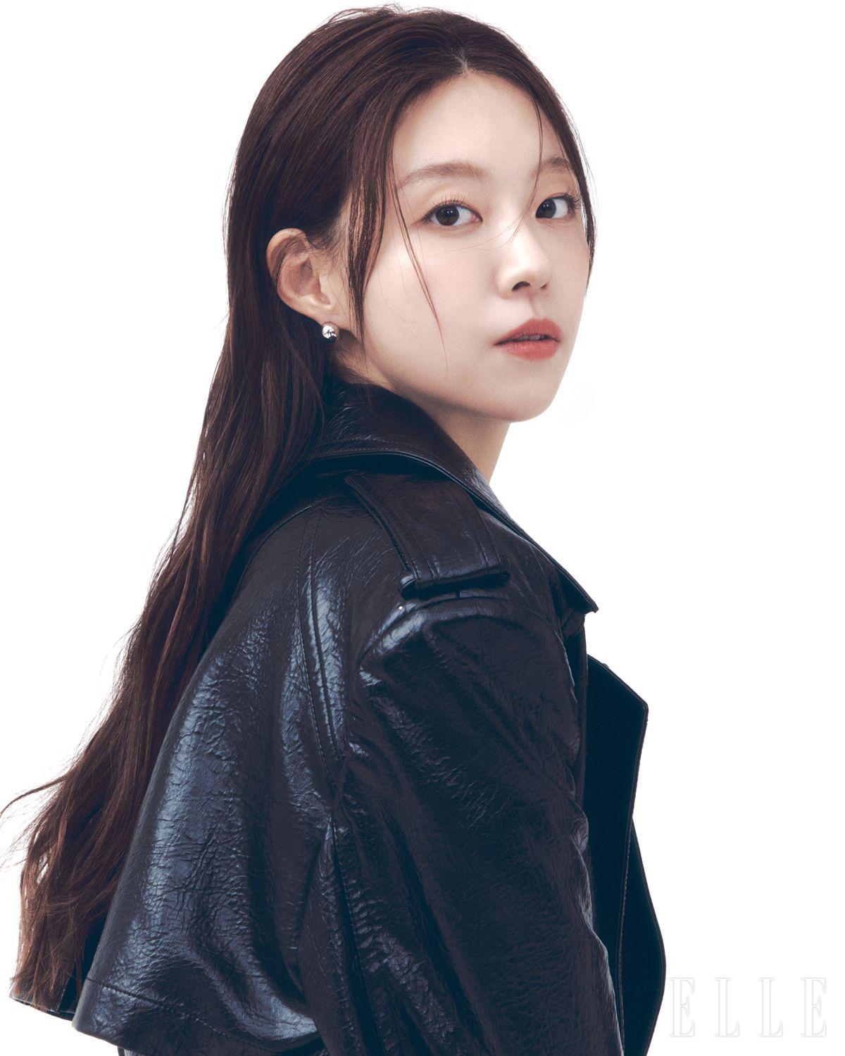 유진이 입은 블랙 레더 코트는 Juun. J. 