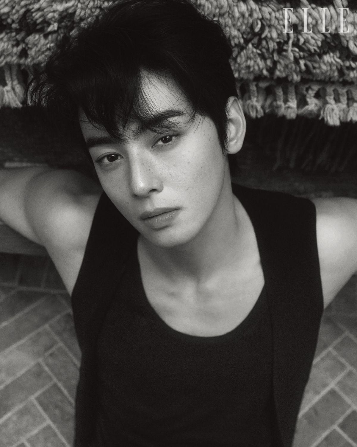 실크 크레이프 모슬린 베스트와 코튼 톱은 모두 Saint Laurent by Anthony Vaccarello.