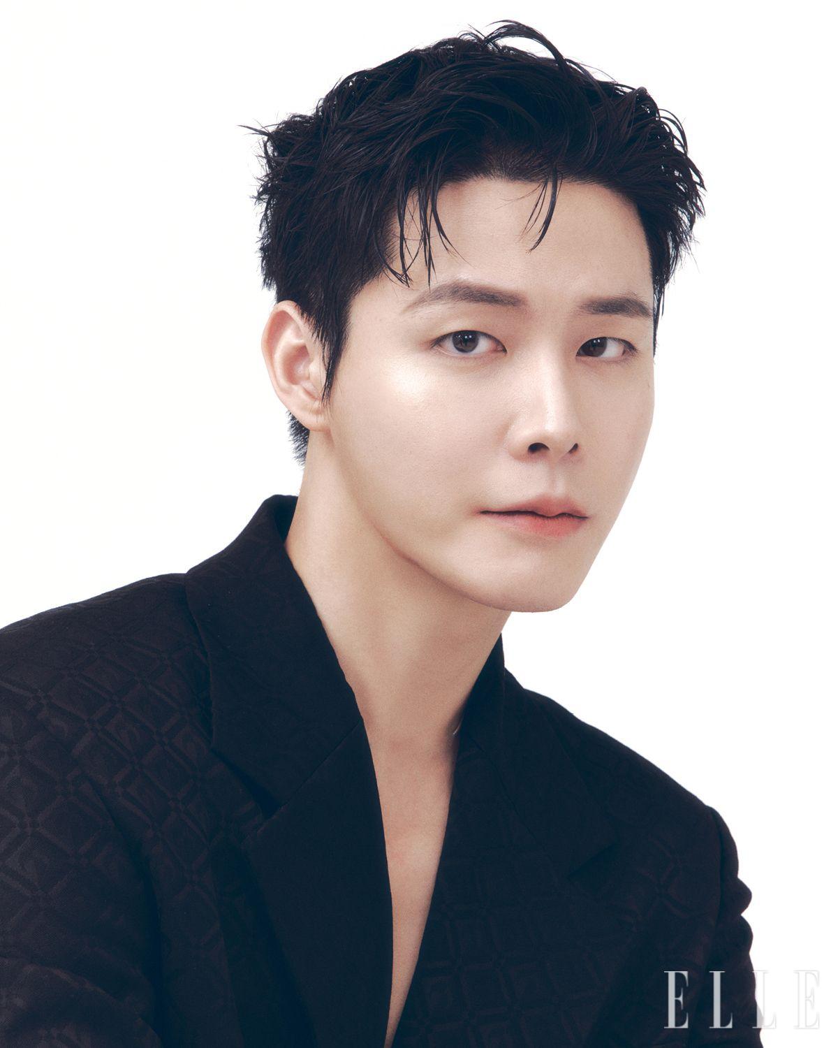태오가 입은 재킷은 Marine Serre. 