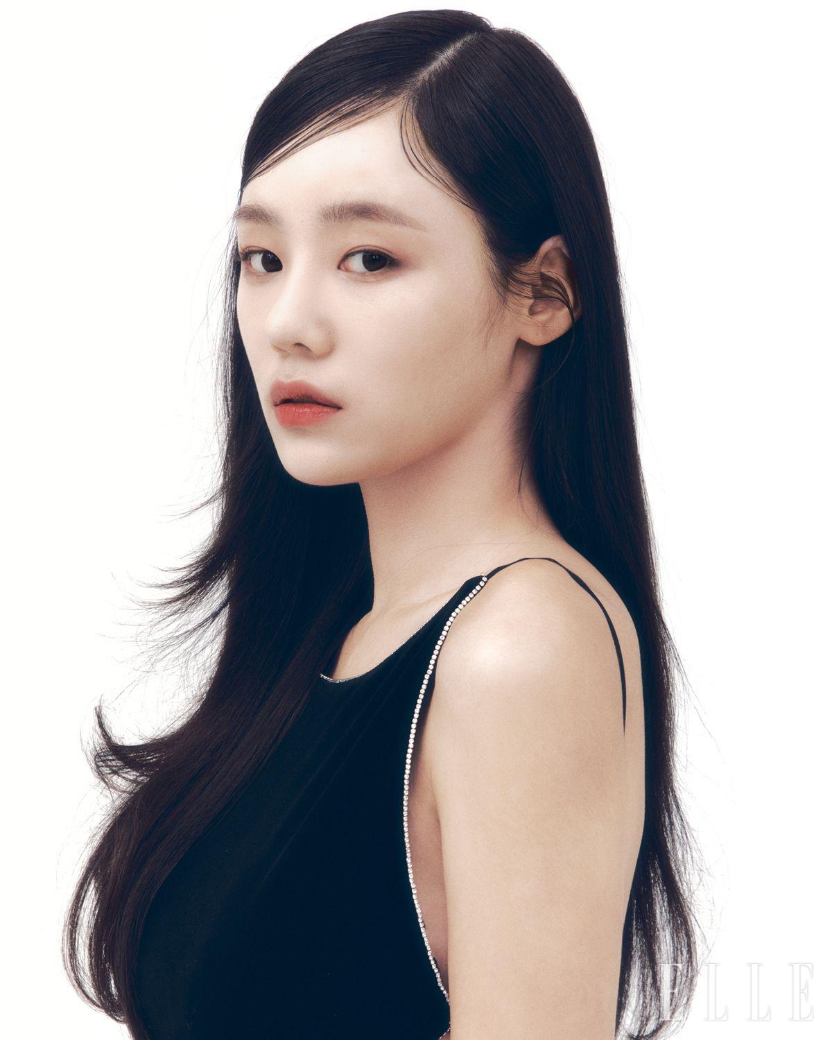 민설이 입은 드레스는 Nana Jacqueline. 