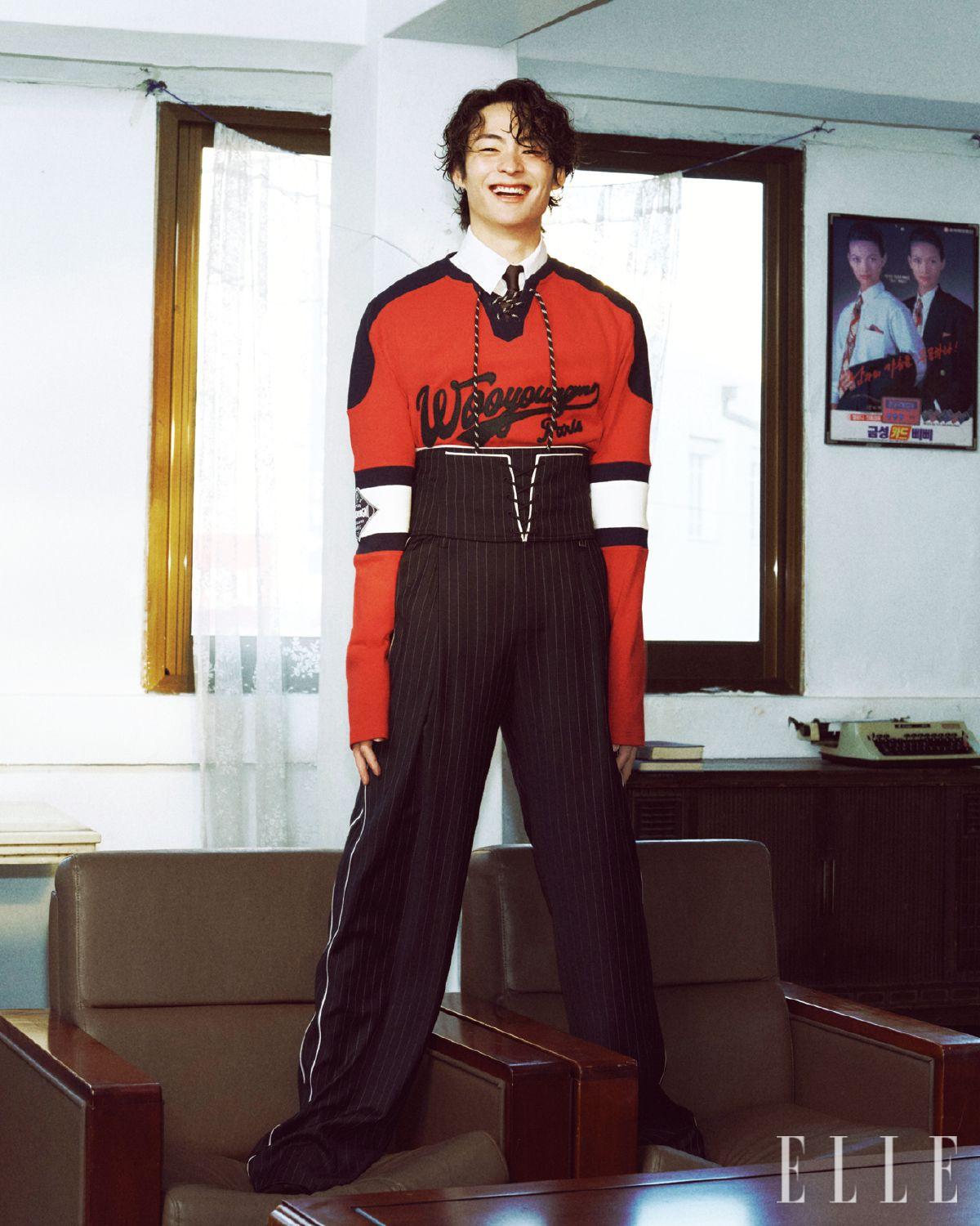 화이트 셔츠와 레드 톱, 팬츠, 커머밴드와 넥타이는 모두 Wooyoungmi. 슈즈는 Christian Rouboutin. 