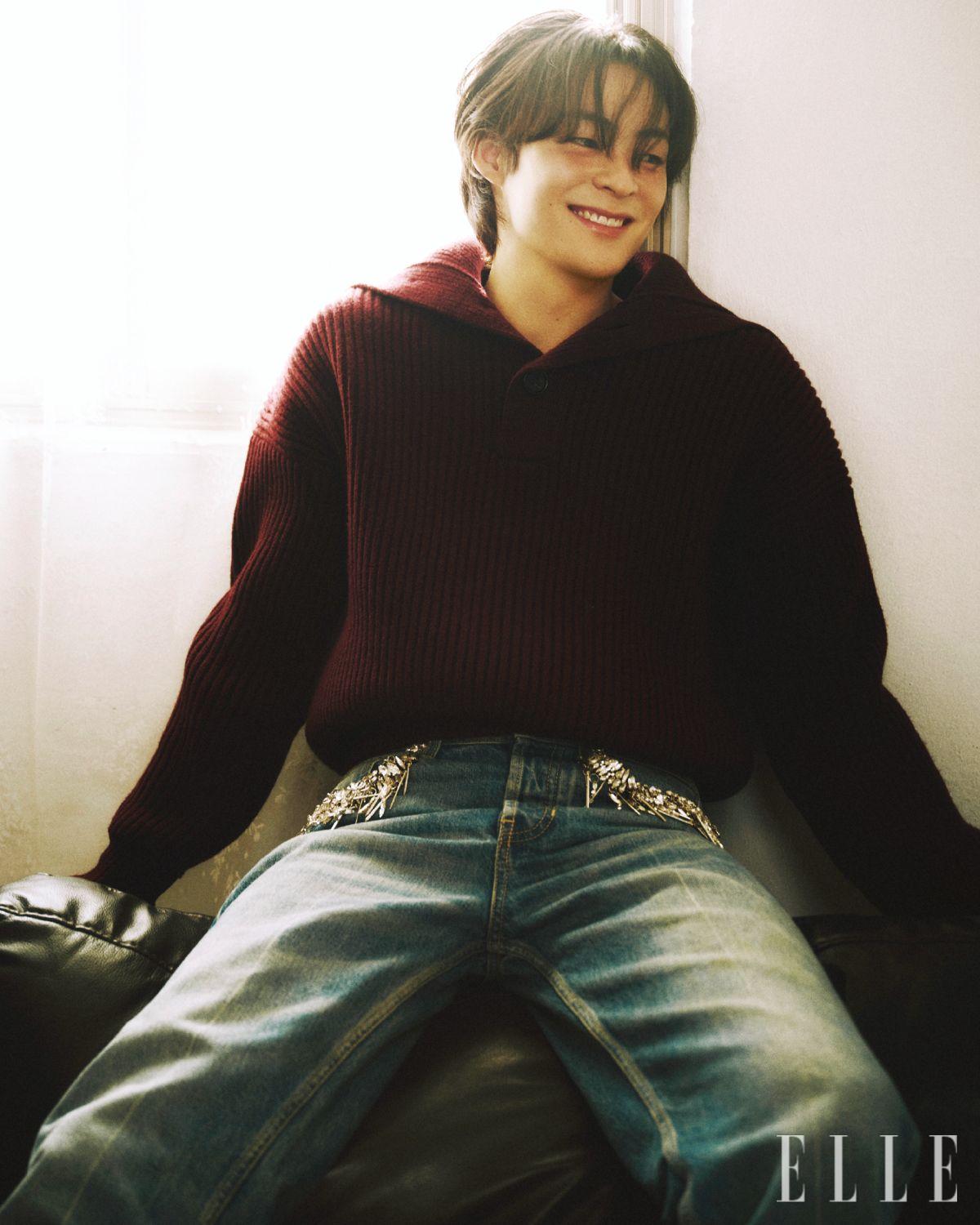 니트와 데님 팬츠는 모두 McQueen by Seán McGirr. 