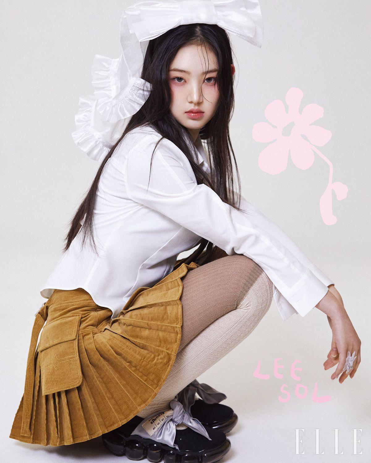 코듀로이 플리츠스커트는 Private Policy. 리본 스트랩 슈즈는 Grounds. 링은 Kimune. 화이트 셔츠와 새틴 리본 헤어핀은 모두 스타일리스트 소장품.