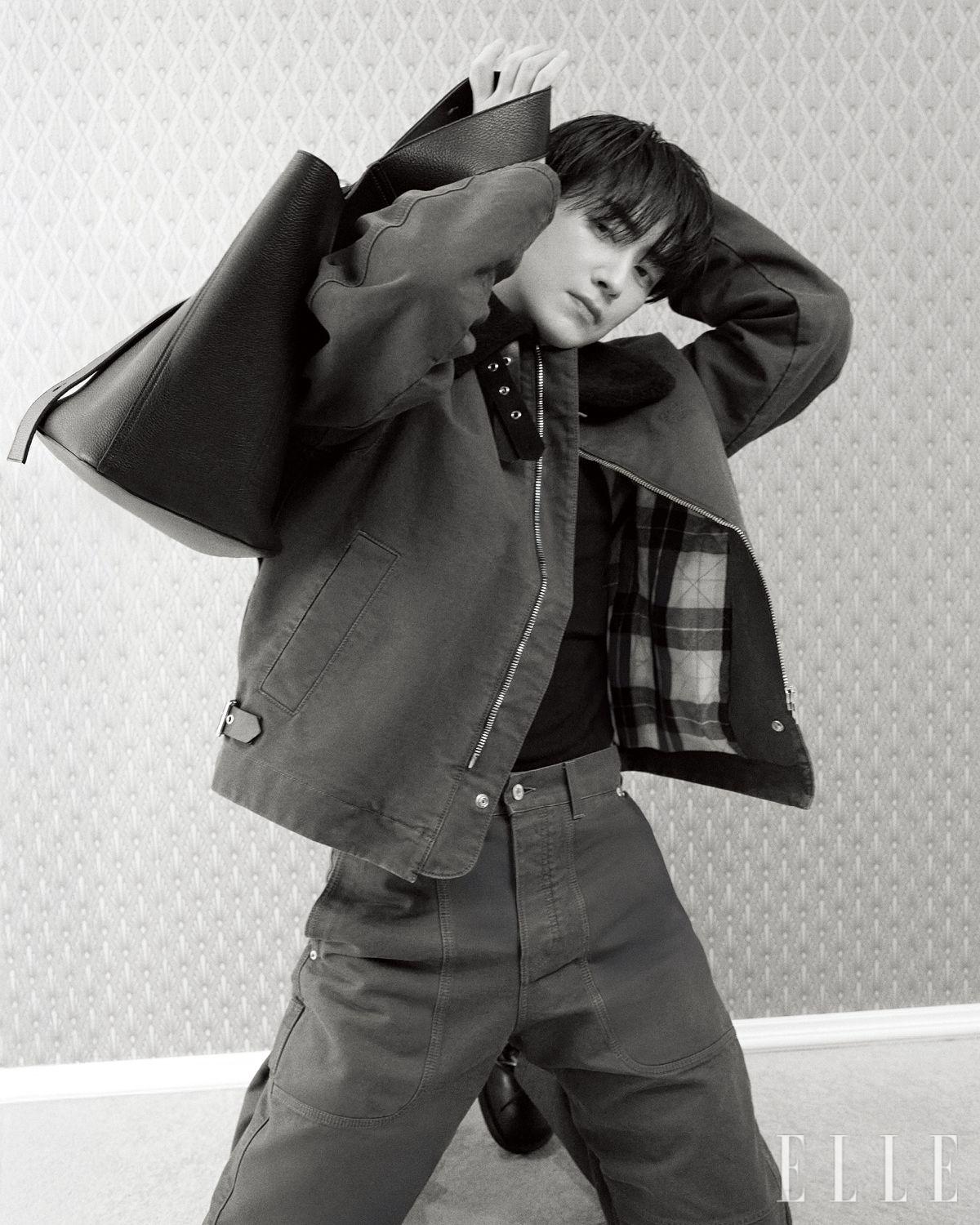보머 재킷과 탱크톱, 카고 팬츠는 모두 Loewe.