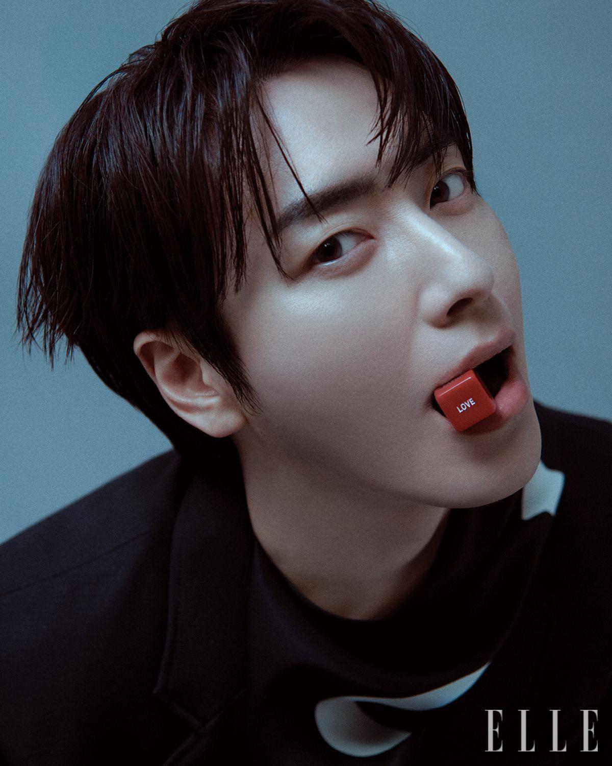 수트 재킷과 실크 셔츠는 모두 Loewe.