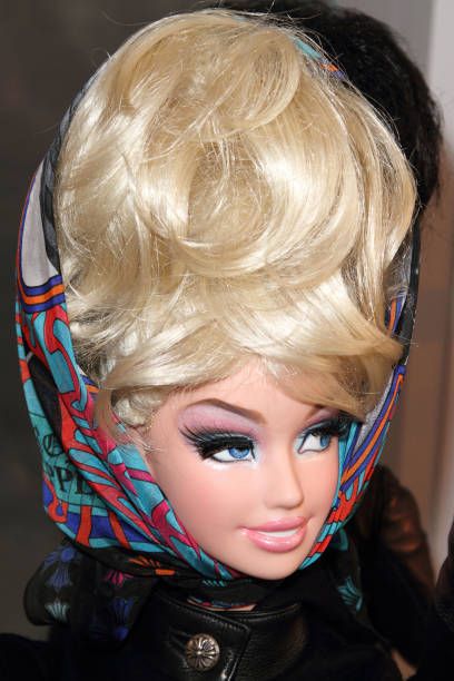 2010년 4월 9일에 마이에미 비치에서 포착한 크롬하츠 바비. 오리베의 헤어 스타일링이 특징이다. (Photo by Alexander Tamargo)