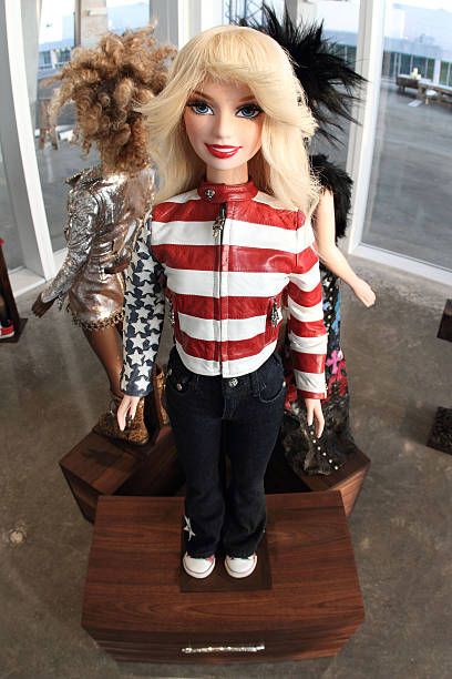 2010년 4월 9일에 마이에미 비치에서 포착한 크롬하츠 바비. 오리베의 헤어 스타일링이 특징이다. (Photo by Alexander Tamargo)