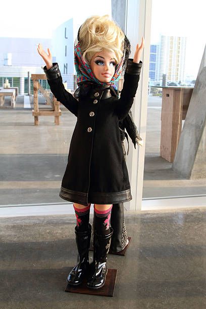 2010년 4월 9일에 마이에미 비치에서 포착한 크롬하츠 바비. 오리베의 헤어 스타일링이 특징이다. (Photo by Alexander Tamargo)