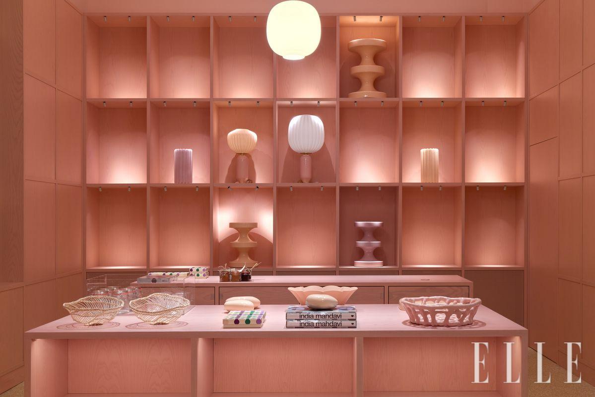 핑크색으로 물든 선물가게. ©India Mahdavi, Paris / Erik Langdalen Arkitektkontor, Oslo / Valérie Sadoun / PoMo, Trondheim 2025.