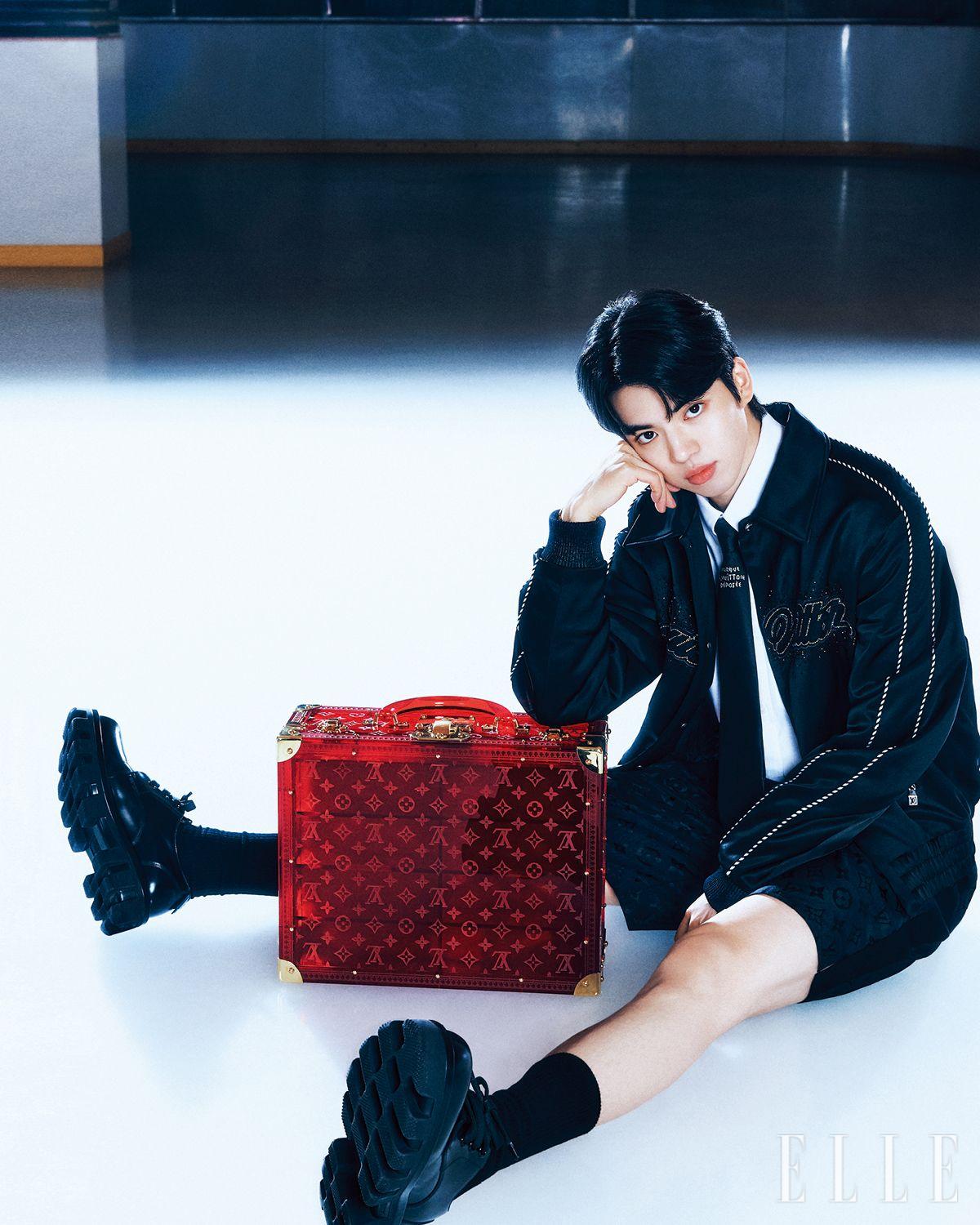 자수 패치가 돋보이는 블루종 재킷과 롱 슬리브 셔츠, 자카르 쇼츠, 로고가 포인트인 타이, 체커 더비 로퍼, 코테빌 루네트 시스루 레드 트렁크는 모두 Louis Vuitton.