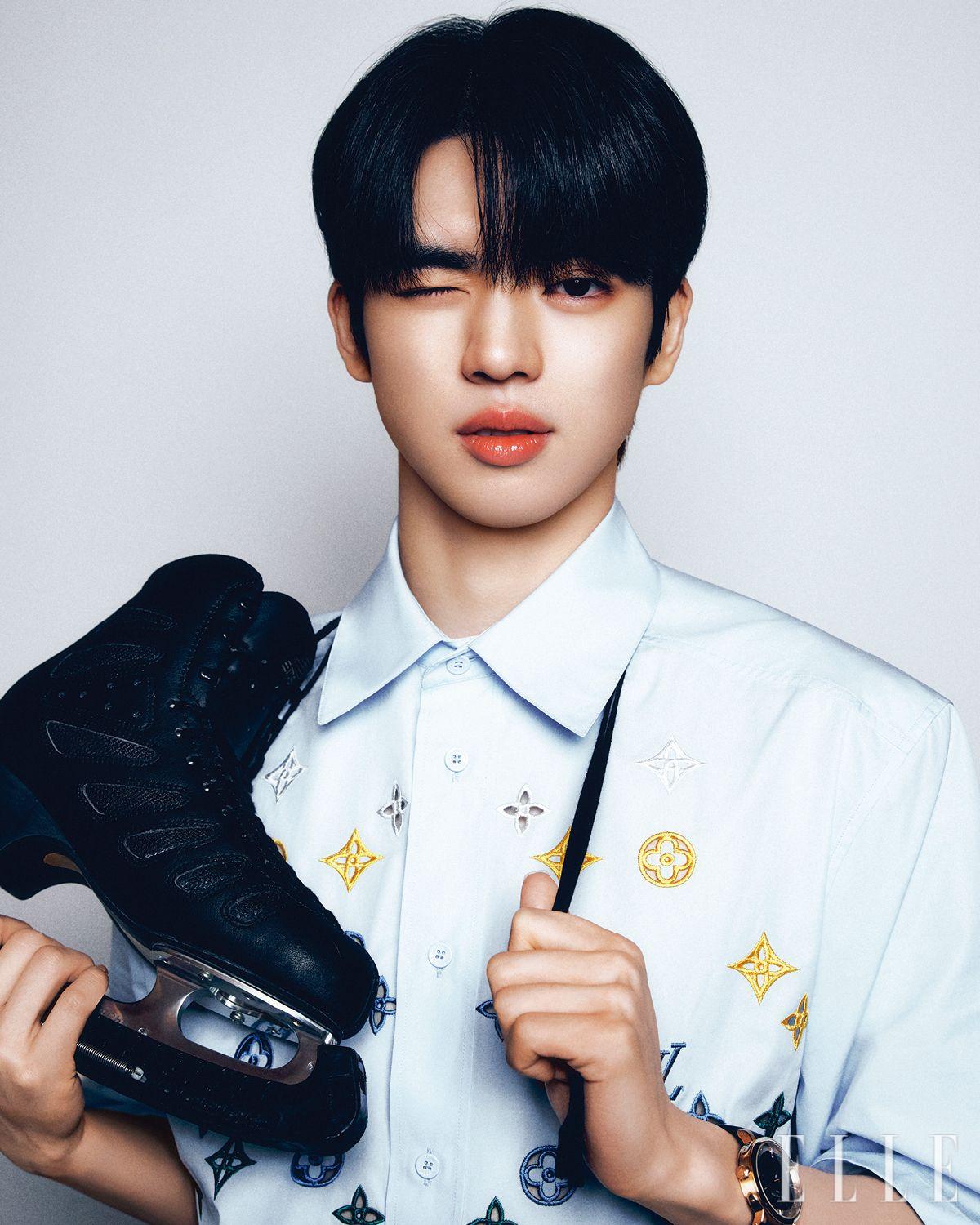 시그너처 자수 디자인의 반소매 셔츠, 로즈골드 케이스에 블루 다이얼을 장착한 에스칼 워치는 모두 Louis Vuitton.