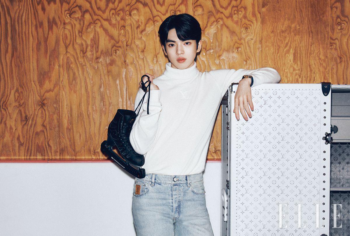 터틀넥 니트 톱과 플레어 핏의 데님 팬츠, 스니커 트렁크는 모두 Louis Vuitton.