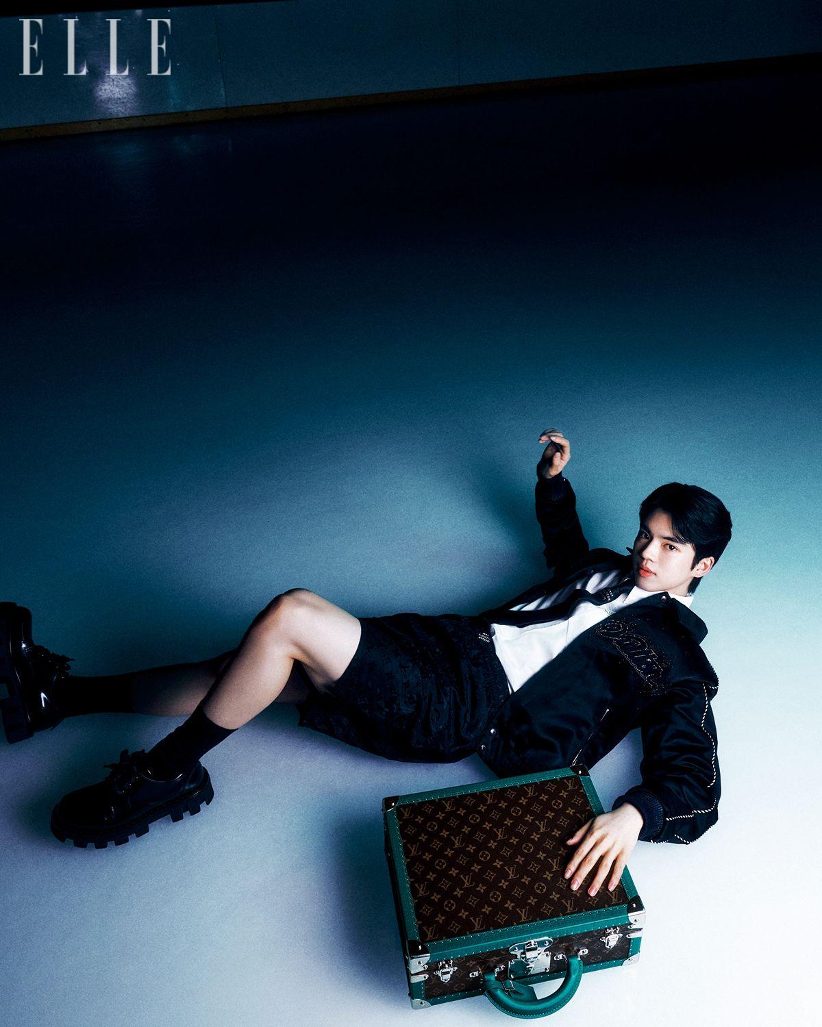 자수 패치가 돋보이는 블루종 재킷과 롱 슬리브 셔츠, 자카르 쇼츠, 로고가 포인트인 타이, 체커 더비 로퍼, 코테빌 16 몽트레 트렁크는 모두 Louis Vuitton.