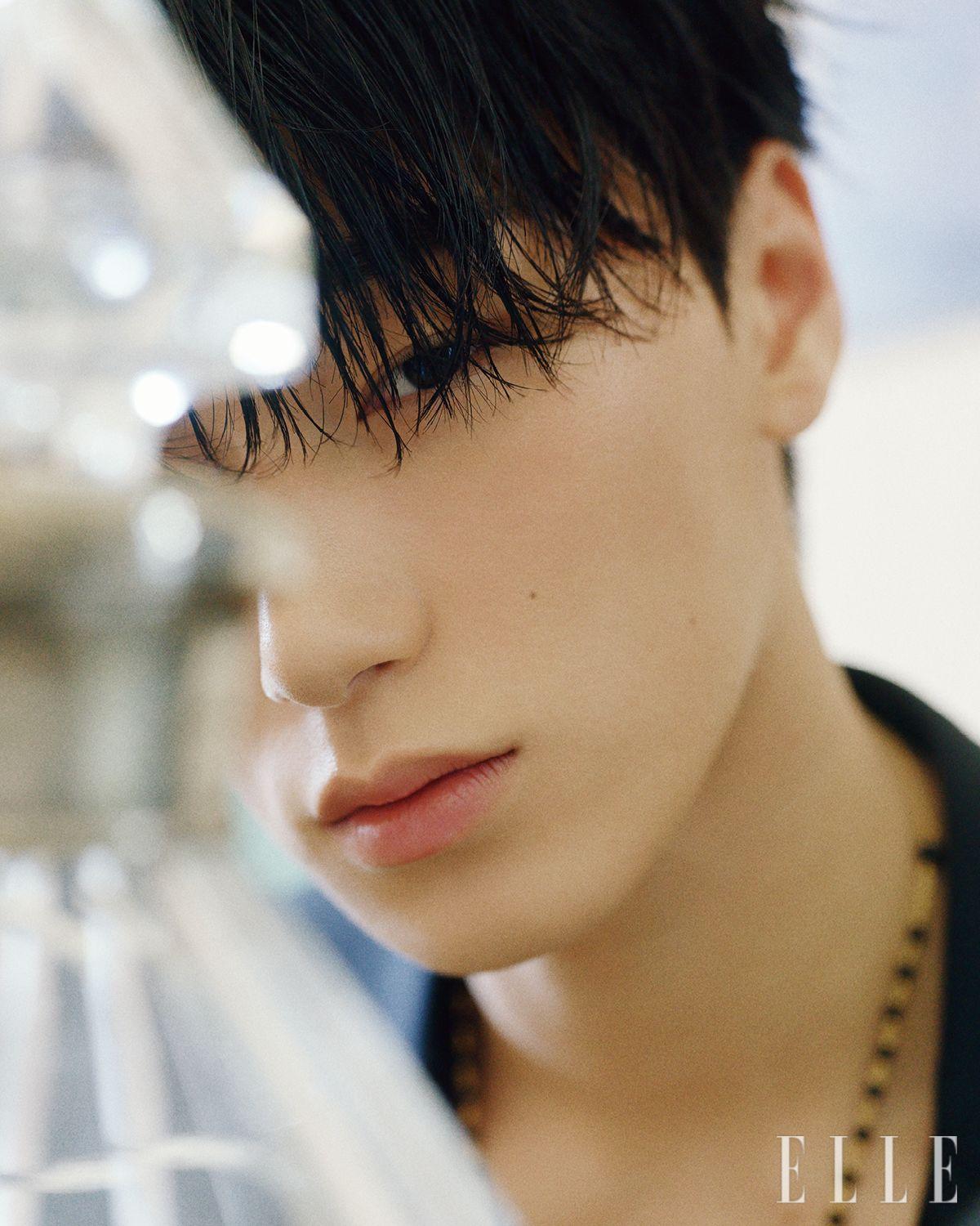 산이 입은 재킷과 롱 네크리스는 모두 Dolce & Gabbana.