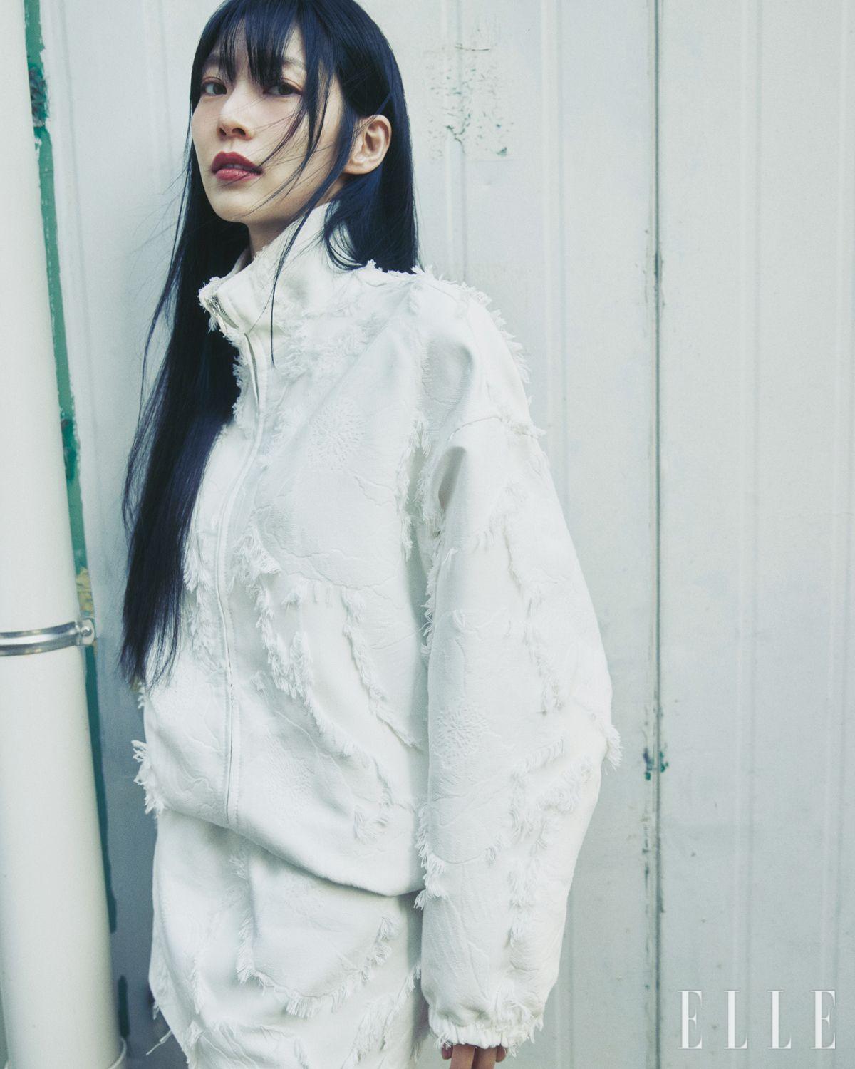 점퍼와 스커트는 모두 Gucci. 