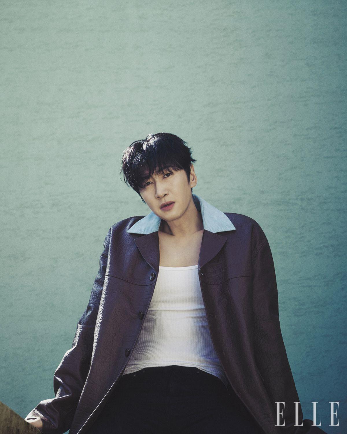 레더 재킷은 Gucci. 탱크톱은 Dries Van Noten. 팬츠는 Rick Owens. 