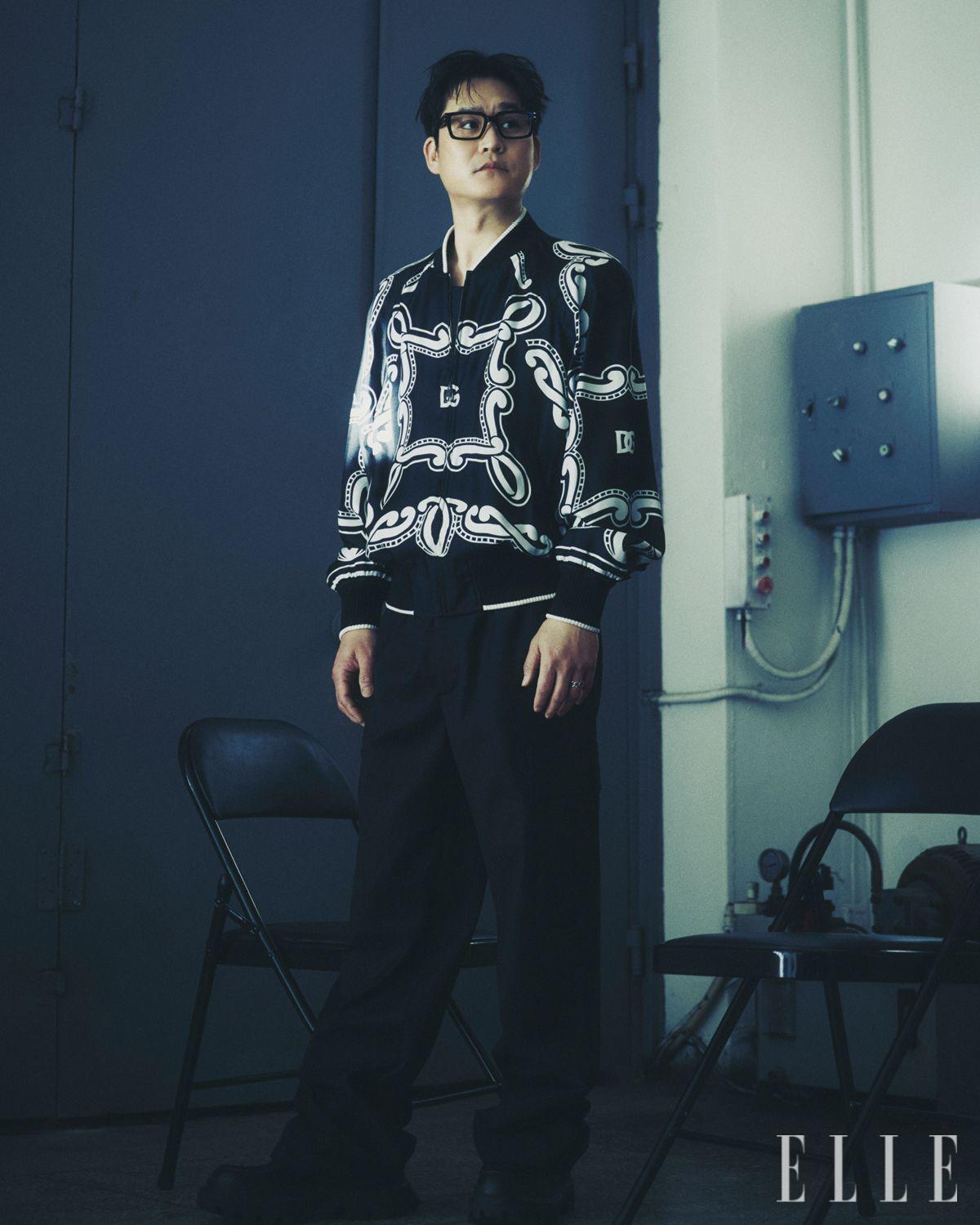 블루종과 팬츠, 로퍼는 모두 Dolce & Gabbana. 안경은 Ssolux.