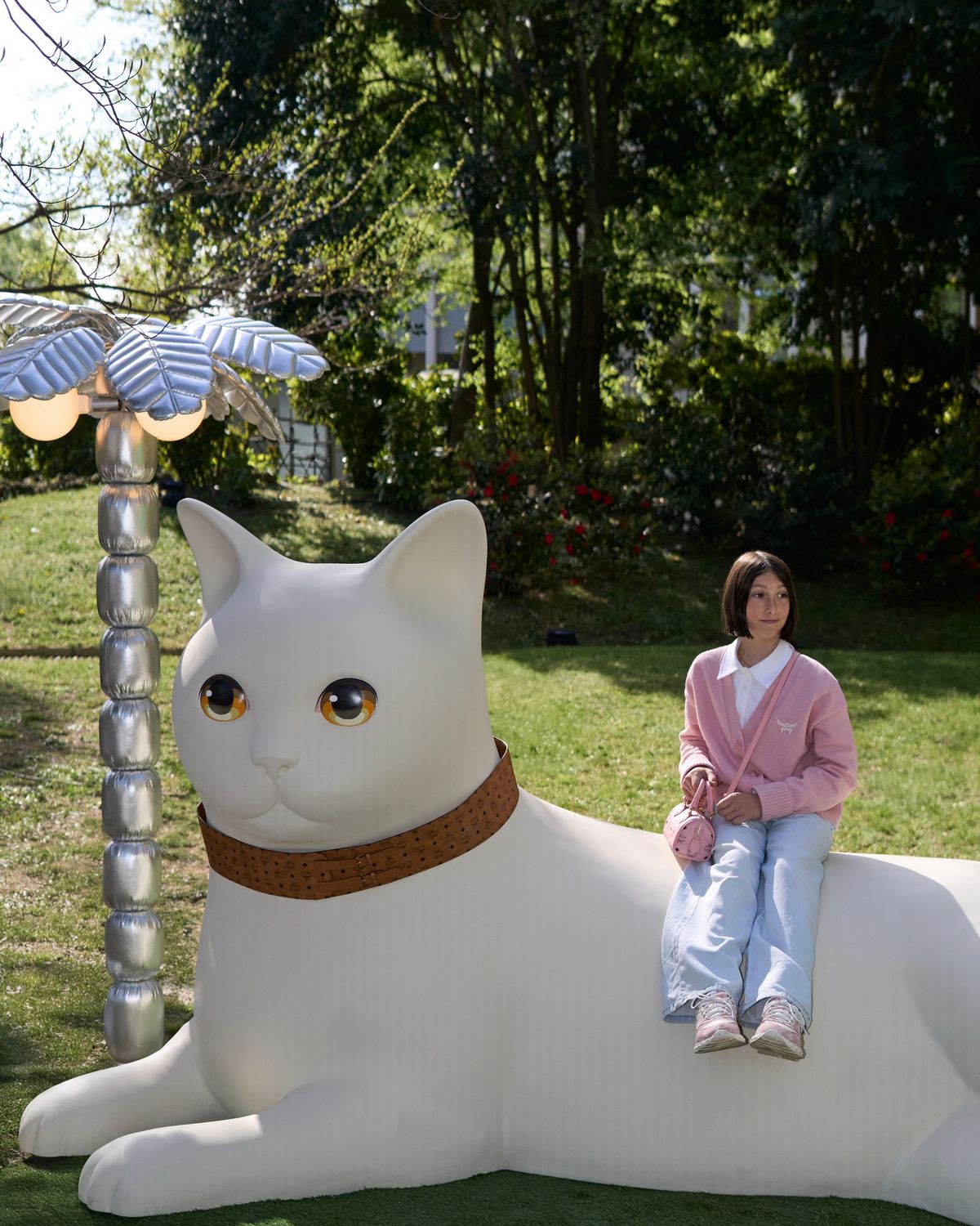 대형 고양이 오브제 위에 앉아있는 알테아 비아게티.