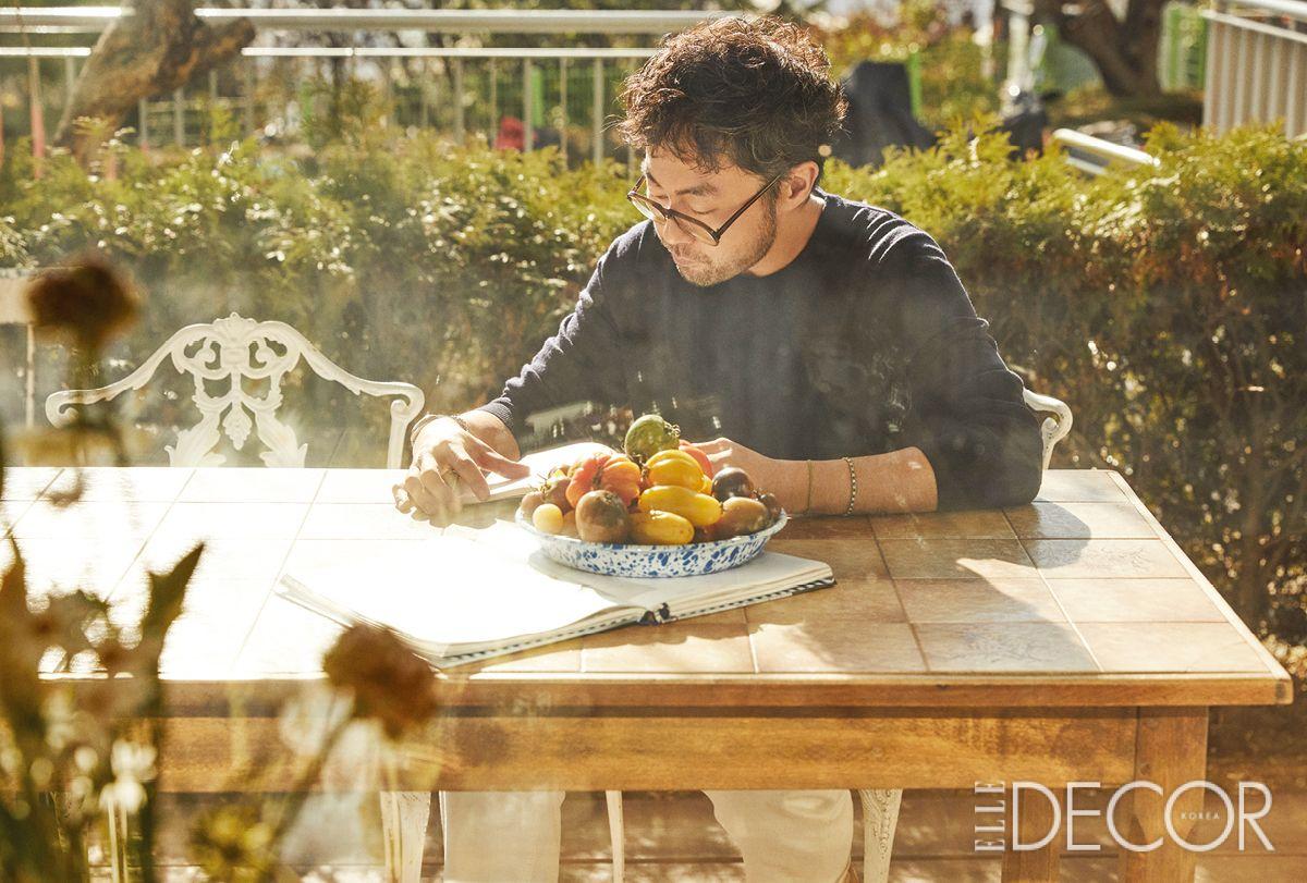 마당의 테이블에서 여유로운 시간을 보내고 있는 강주현 대표. 