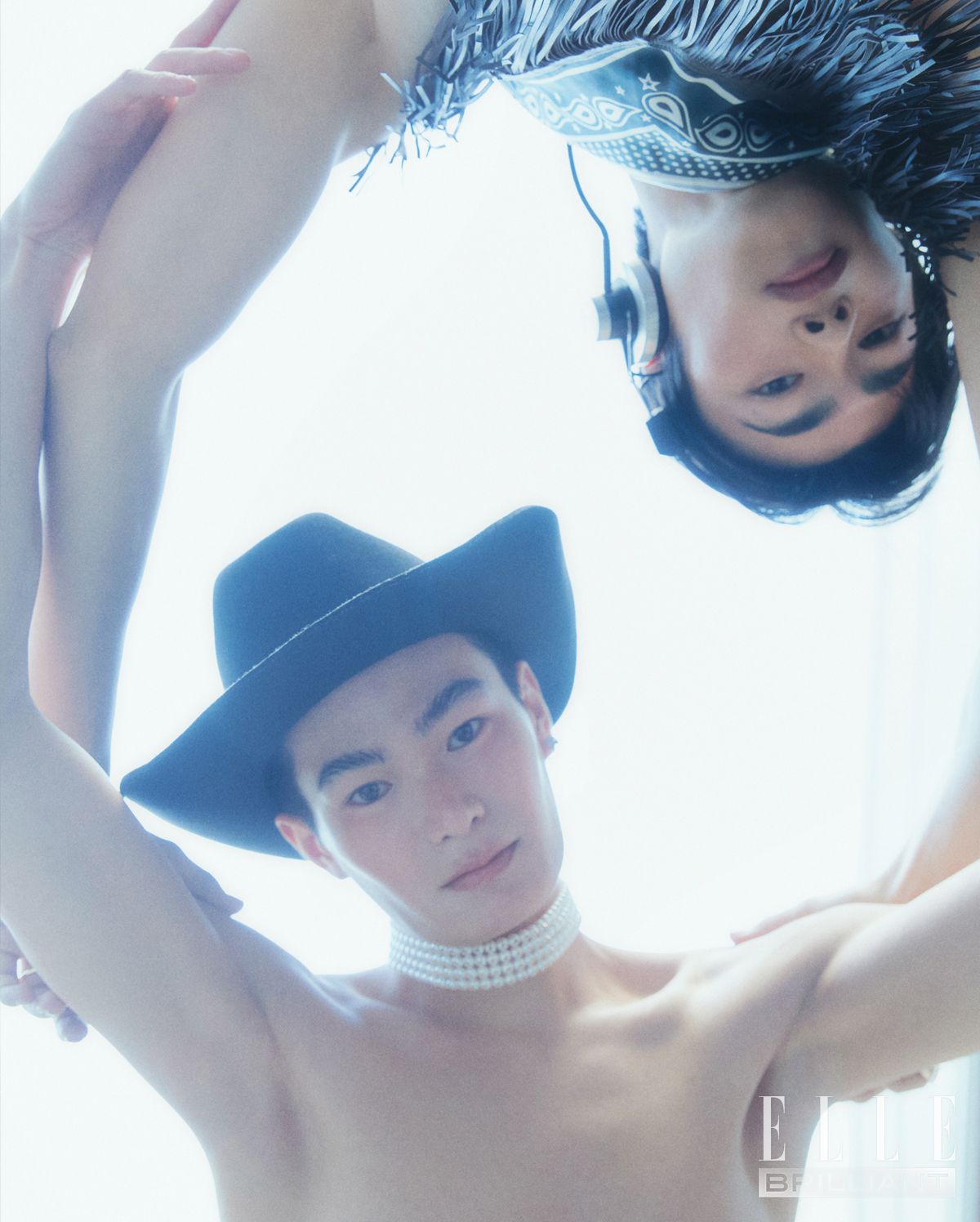 네오 스카프는 HERMÈS. 천샤오 화이트 골드에 다이아몬드를 세팅한 ‘이딜 블라썸 모노 체인’ 이어링은 LOUIS VUITTON FINE JEWELRY. 아코야 진주에 가시 모티프를 장식한 ‘데인저’ 초커는 가격 미정 TASAKI. 카우보이 모자는 LOUIS VUITTON. 