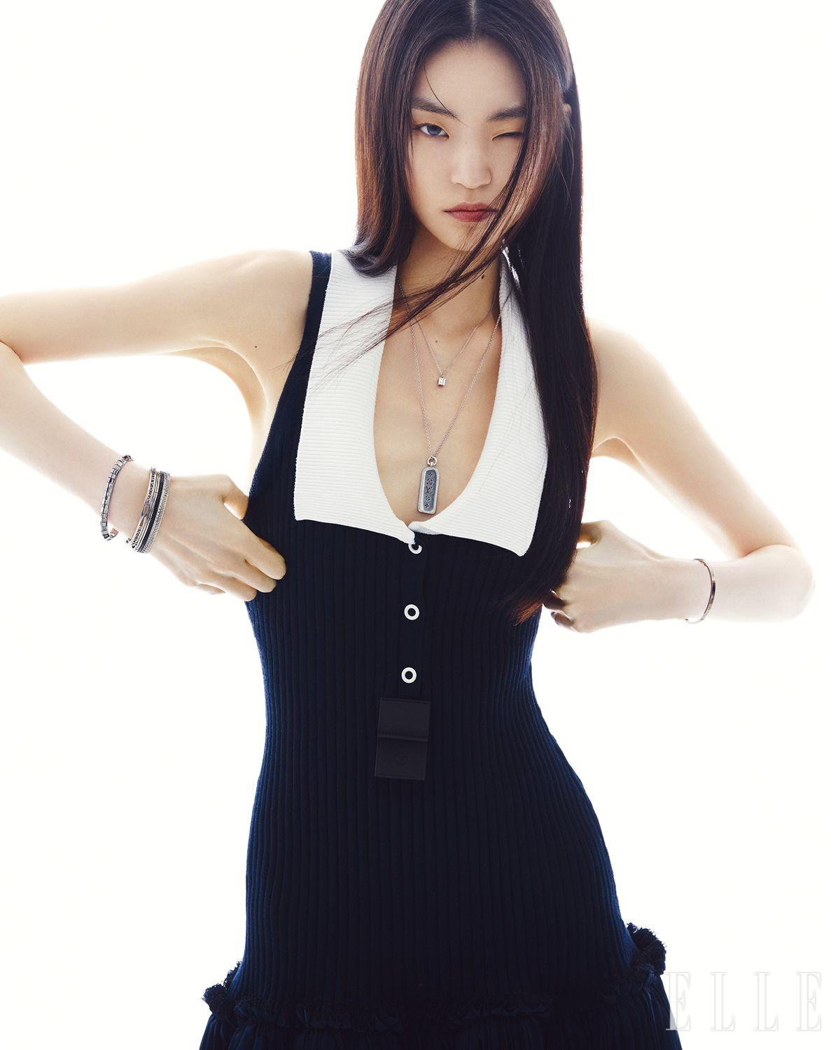 브이넥 플리츠 드레스는 가격 미정, Louis Vuitton.