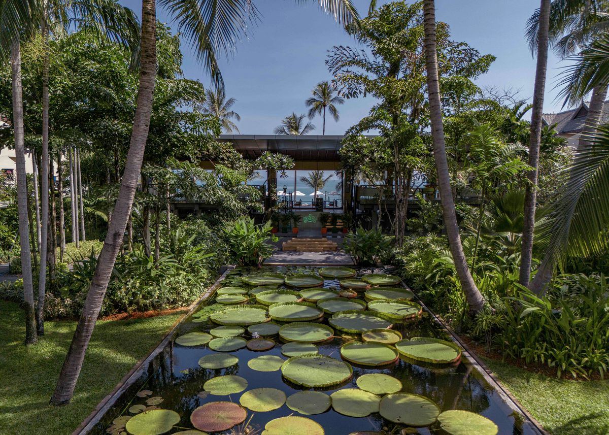아난타라 보풋 코사무이 리조트(Anantara Bophut Koh Samui Resort)는 코사무이 섬에서 최초로 오픈한 호텔 중 하나이다. 2004년, 아난타라 후아힌(Anantara Hua Hin)과 아난타라 골든 트라이앵글(Anantara Golden Triangle)에 이어 세 번째 아난타라 브랜드로 오픈했으며, 2024년에 리노베이션을 통해 새롭게 단장했다. 