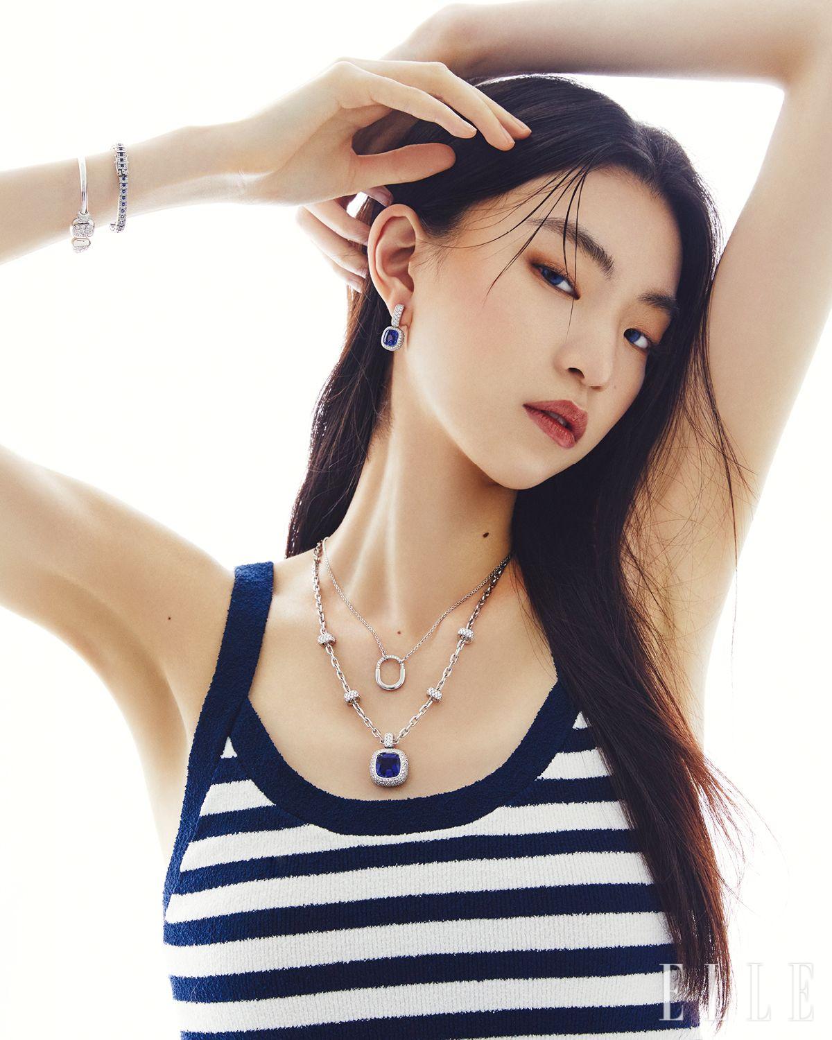 스트라이프 패턴의 슬리브리스 톱은 가격 미정, Sandro. 